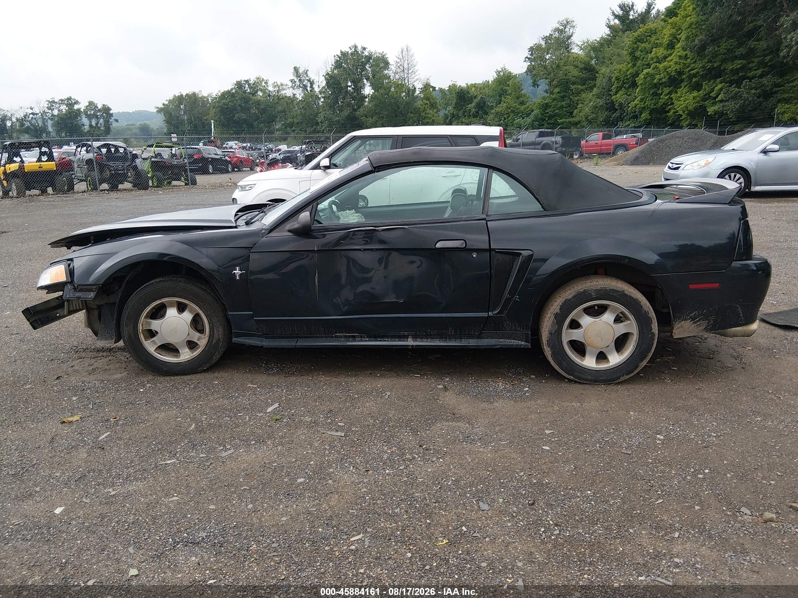 2000 Ford Mustang   Черный vin: 1FAFP4443YF215266