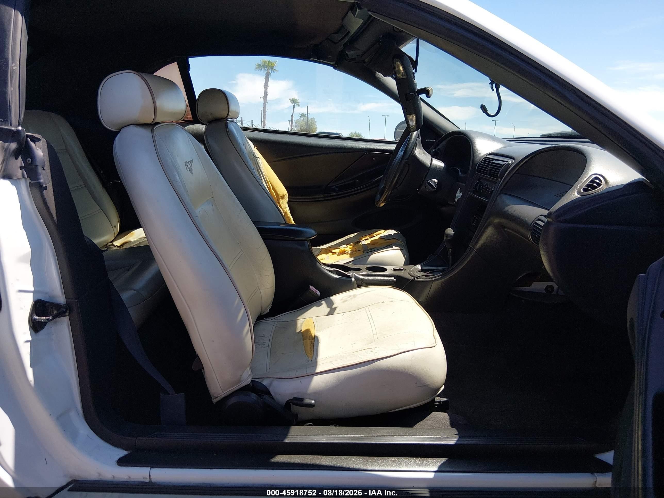 2003 Ford Mustang   Белый vin: 1FAFP44453F379756