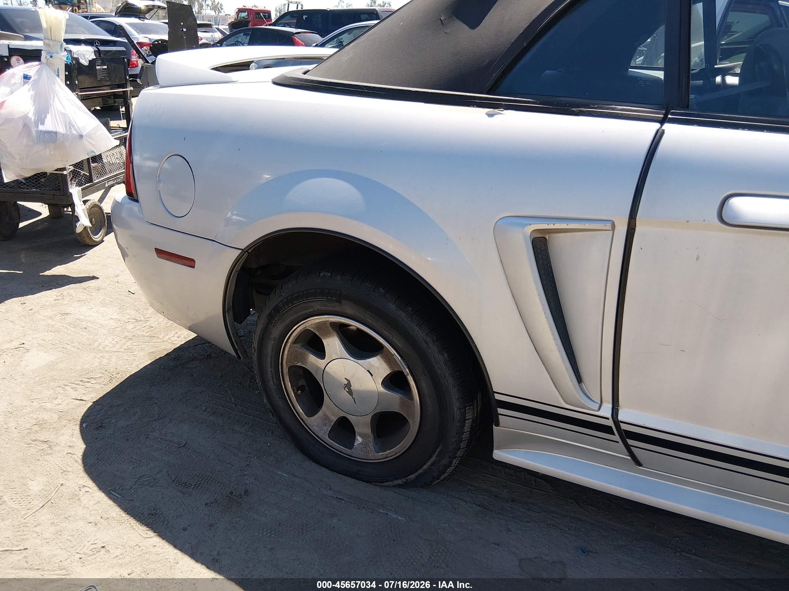 2000 Ford Mustang   Silver vin: 1FAFP4445YF113127