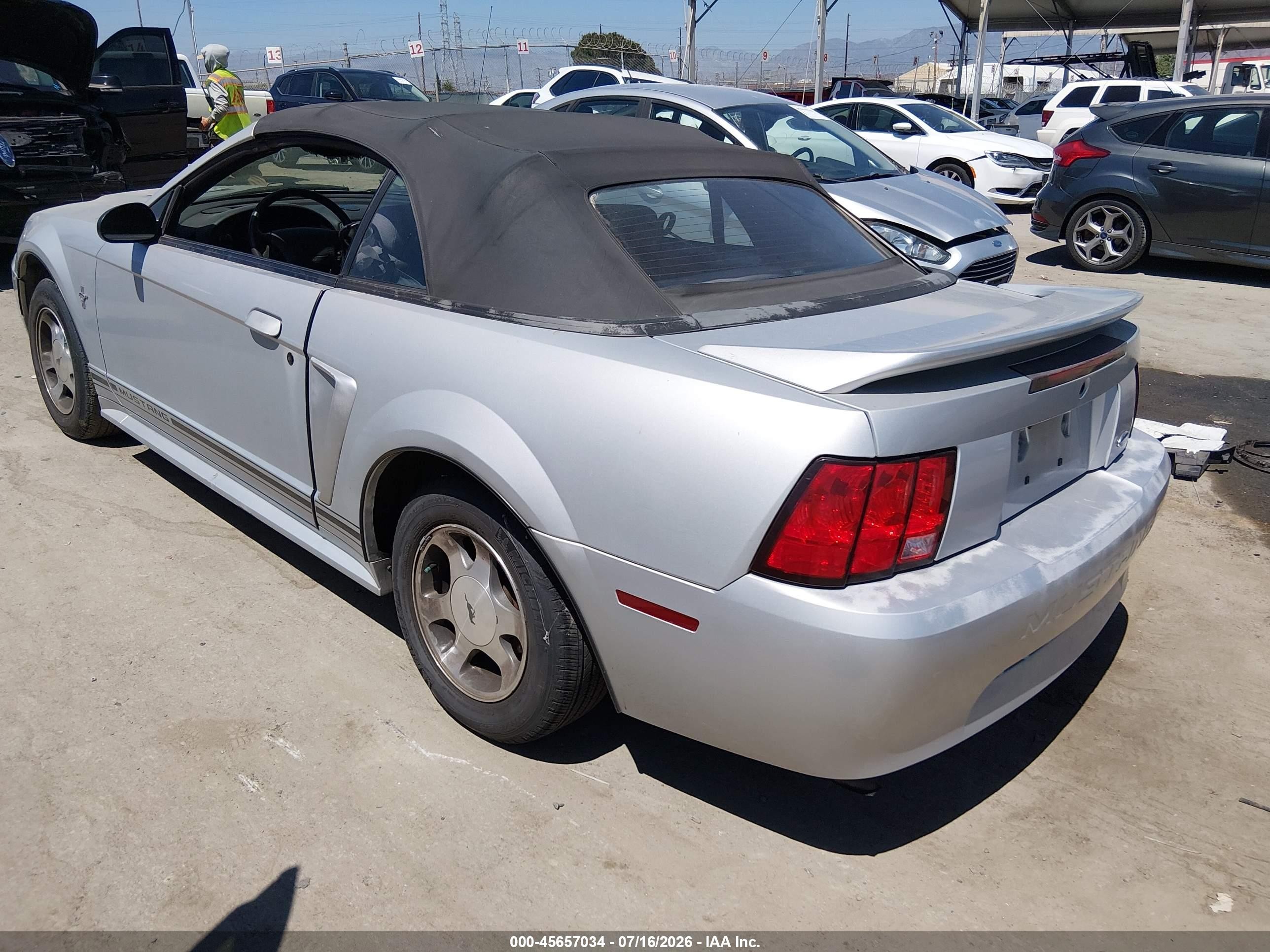 2000 Ford Mustang   Silver vin: 1FAFP4445YF113127