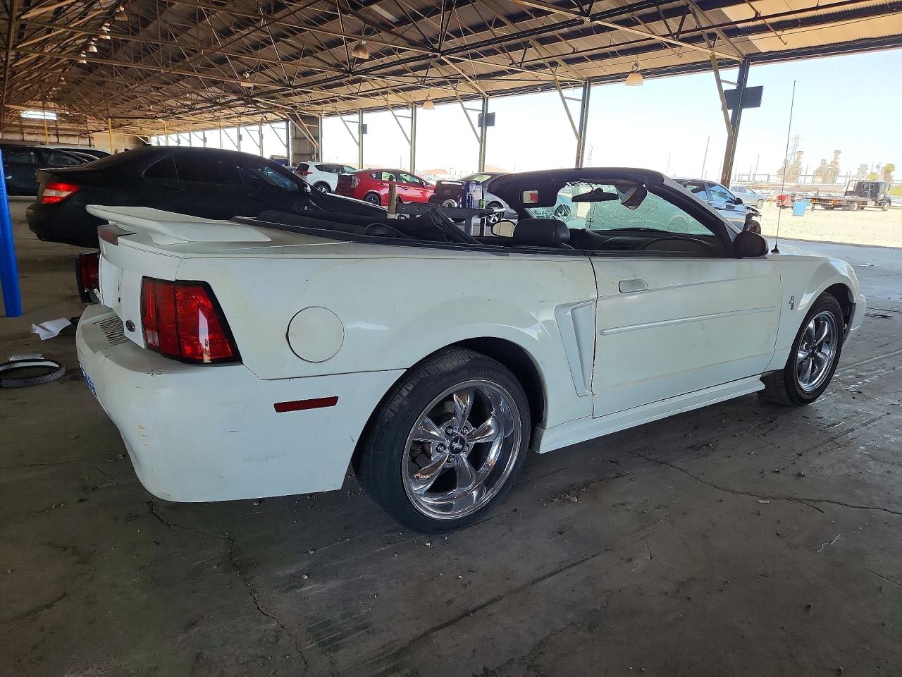 2000 Ford Mustang White vin: 1FAFP4446YF239450