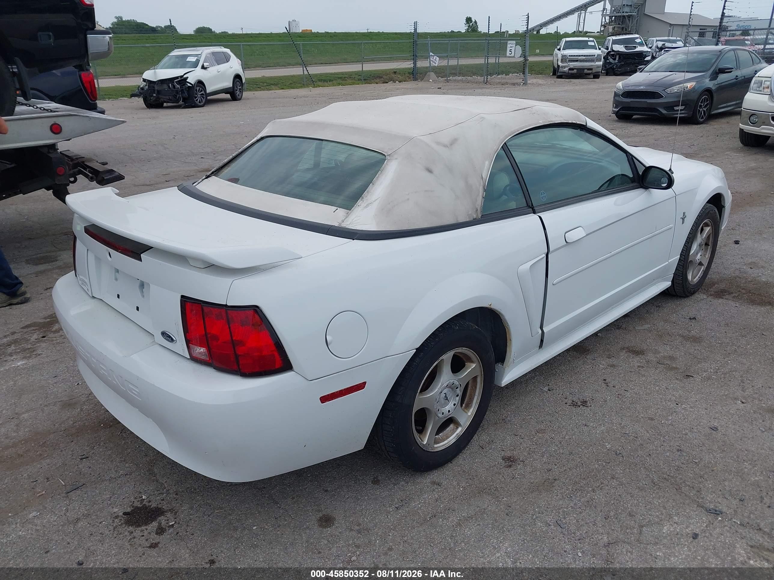 2003 Ford Mustang   White vin: 1FAFP44473F400638