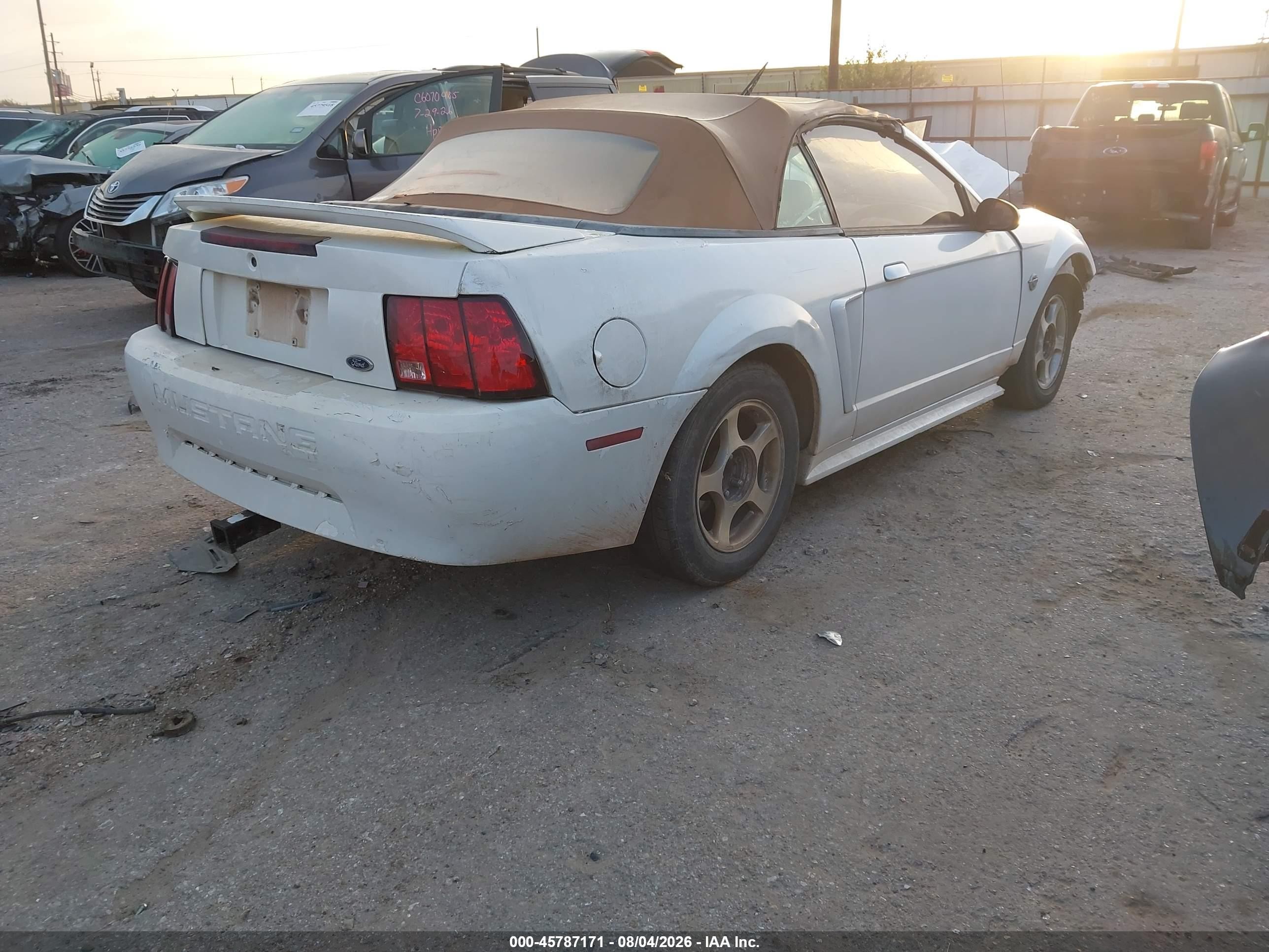 2000 Ford Mustang Белый vin: 1FAFP4447YF159171