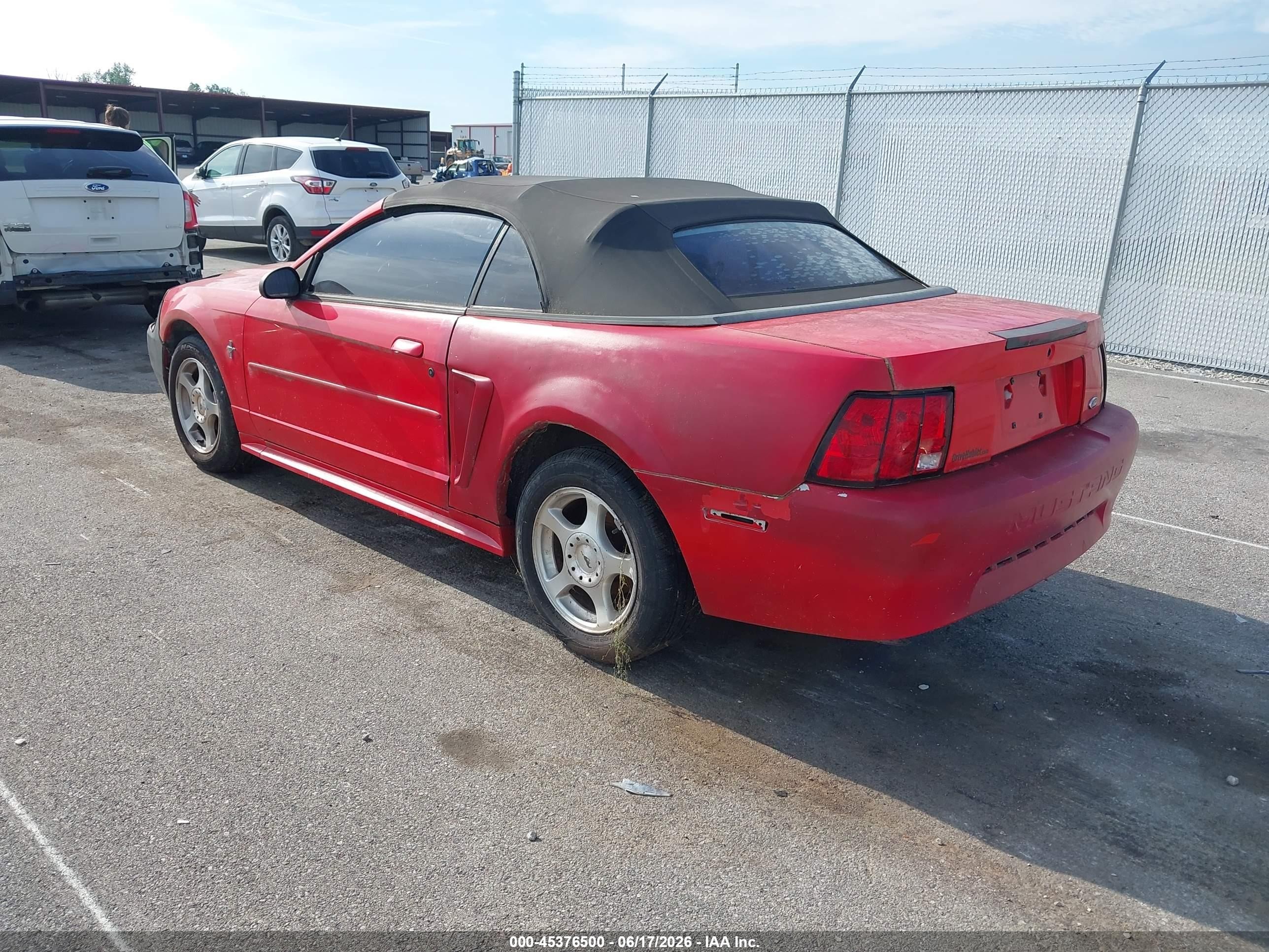 2000 Ford Mustang   Red vin: 1FAFP4447YF261070