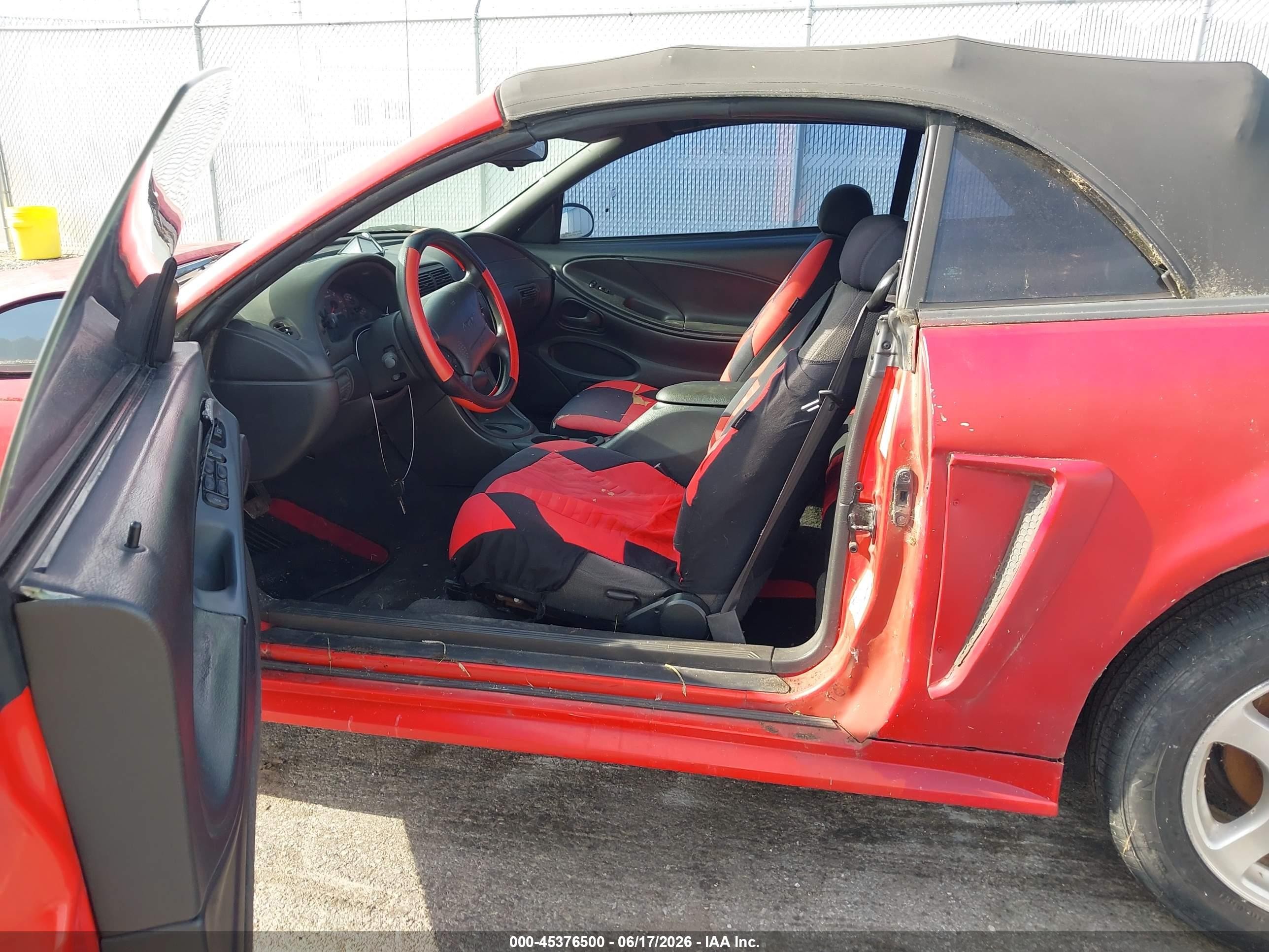 2000 Ford Mustang   Red vin: 1FAFP4447YF261070
