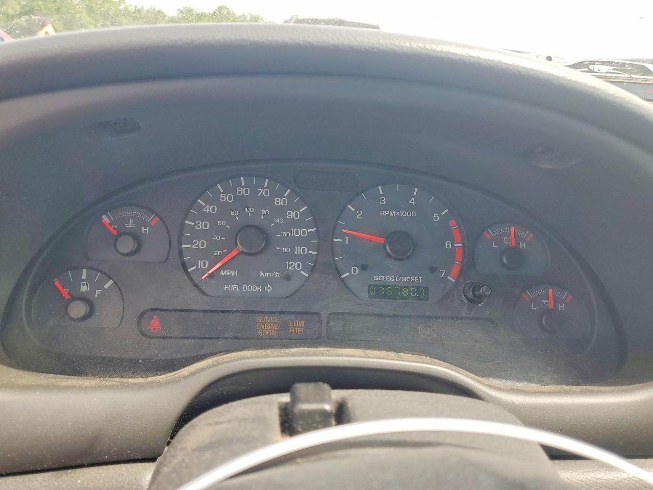 2004 Ford Mustang White vin: 1FAFP444X4F113568