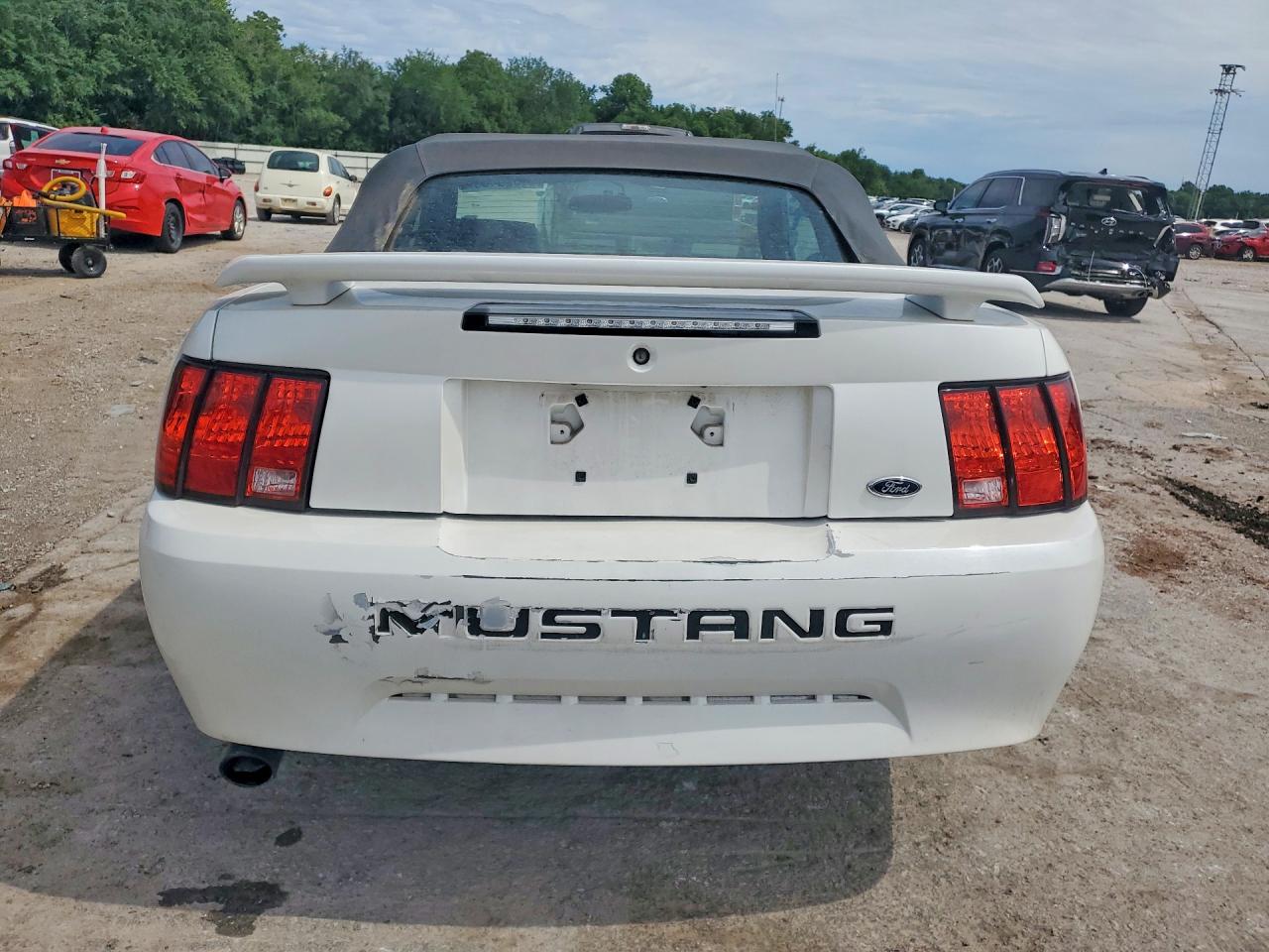 2004 Ford Mustang White vin: 1FAFP444X4F113568