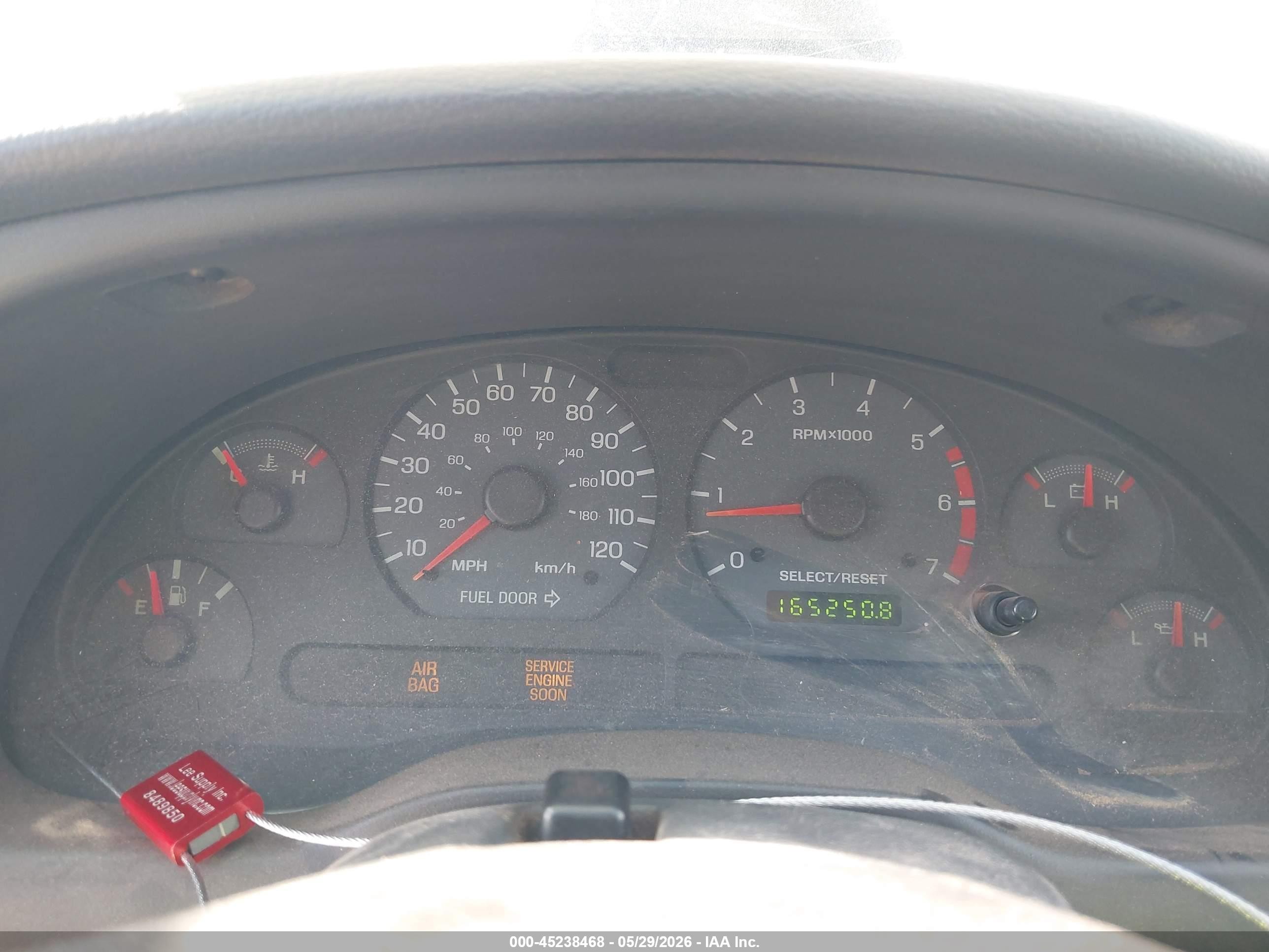 2004 Ford Mustang   Red vin: 1FAFP44644F140508