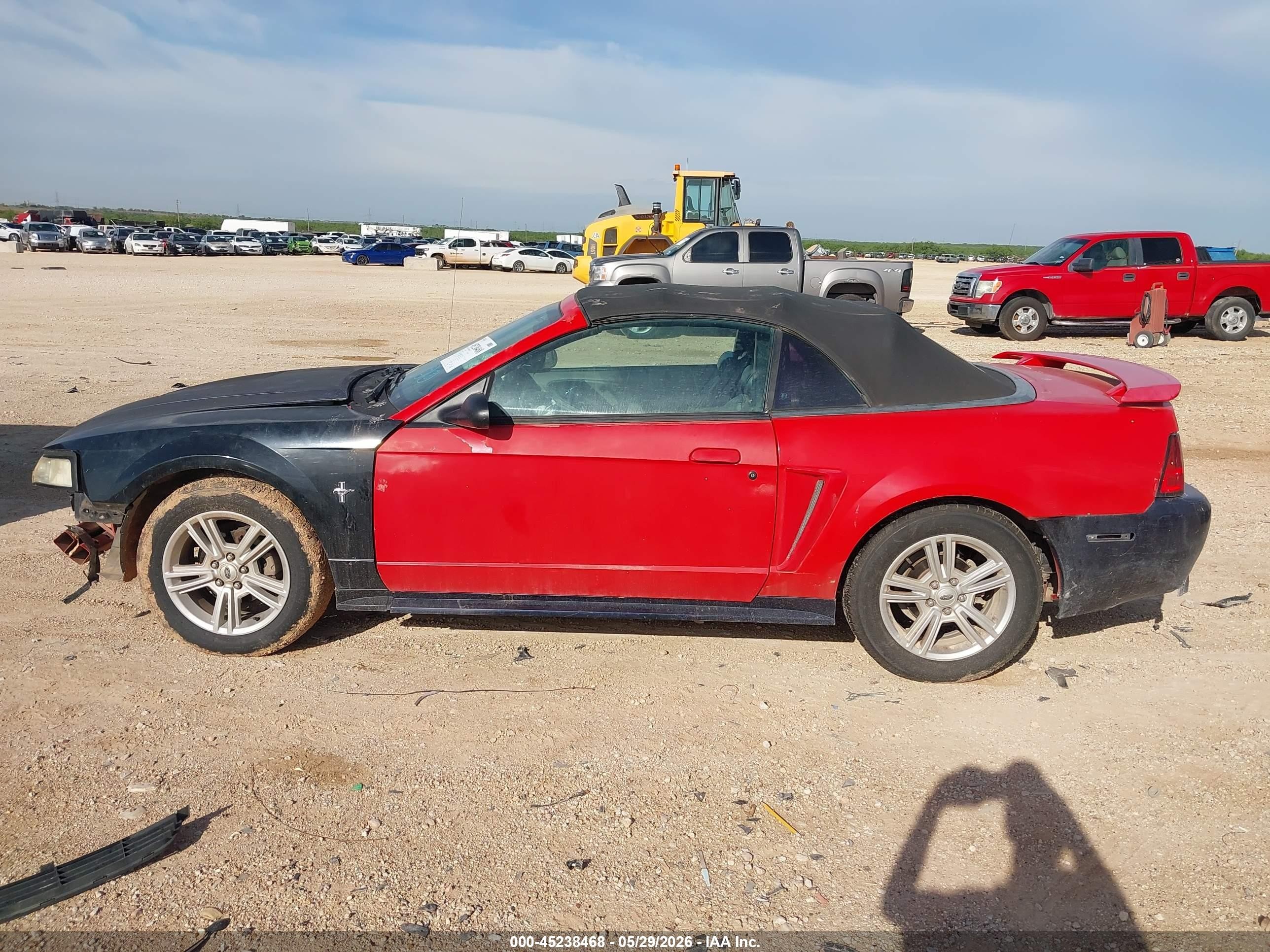 2004 Ford Mustang   Red vin: 1FAFP44644F140508
