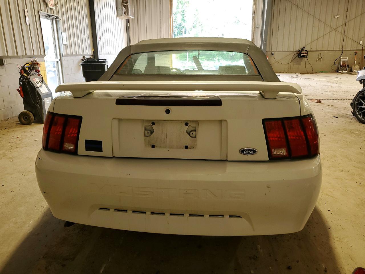 2004 Ford Mustang White vin: 1FAFP44654F216026