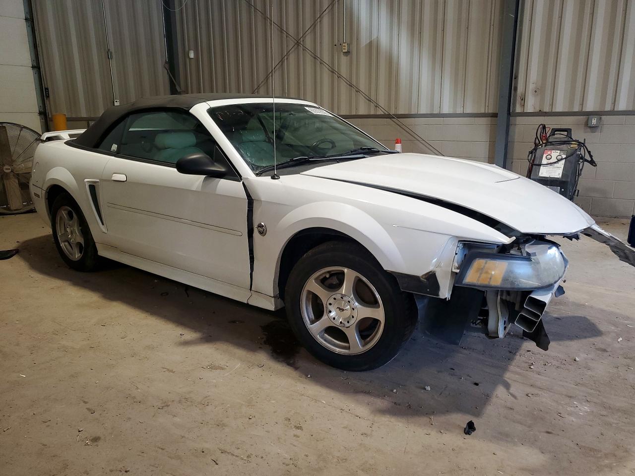 2004 Ford Mustang White vin: 1FAFP44654F216026