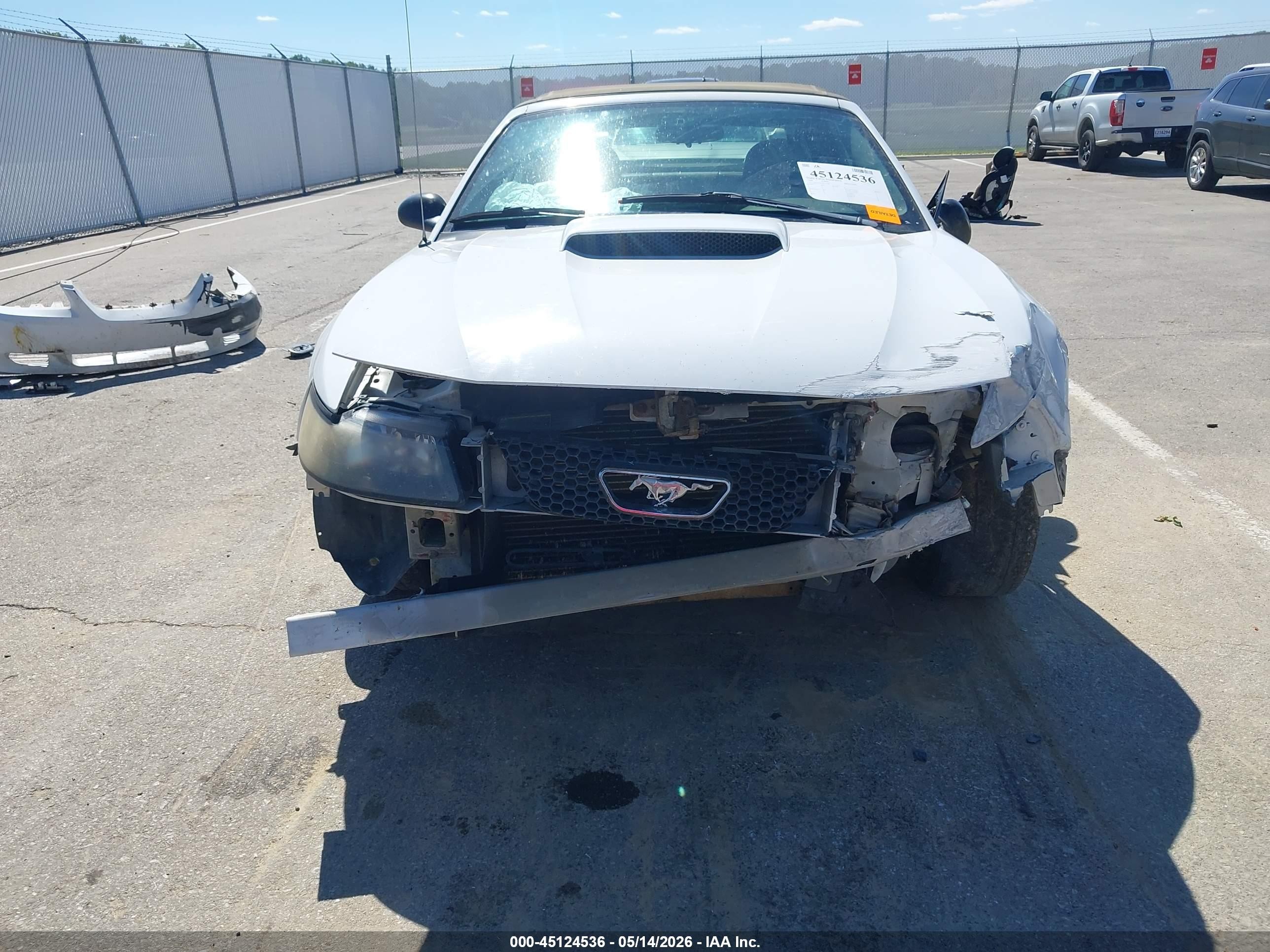 2004 Ford Mustang   White vin: 1FAFP44654F232985