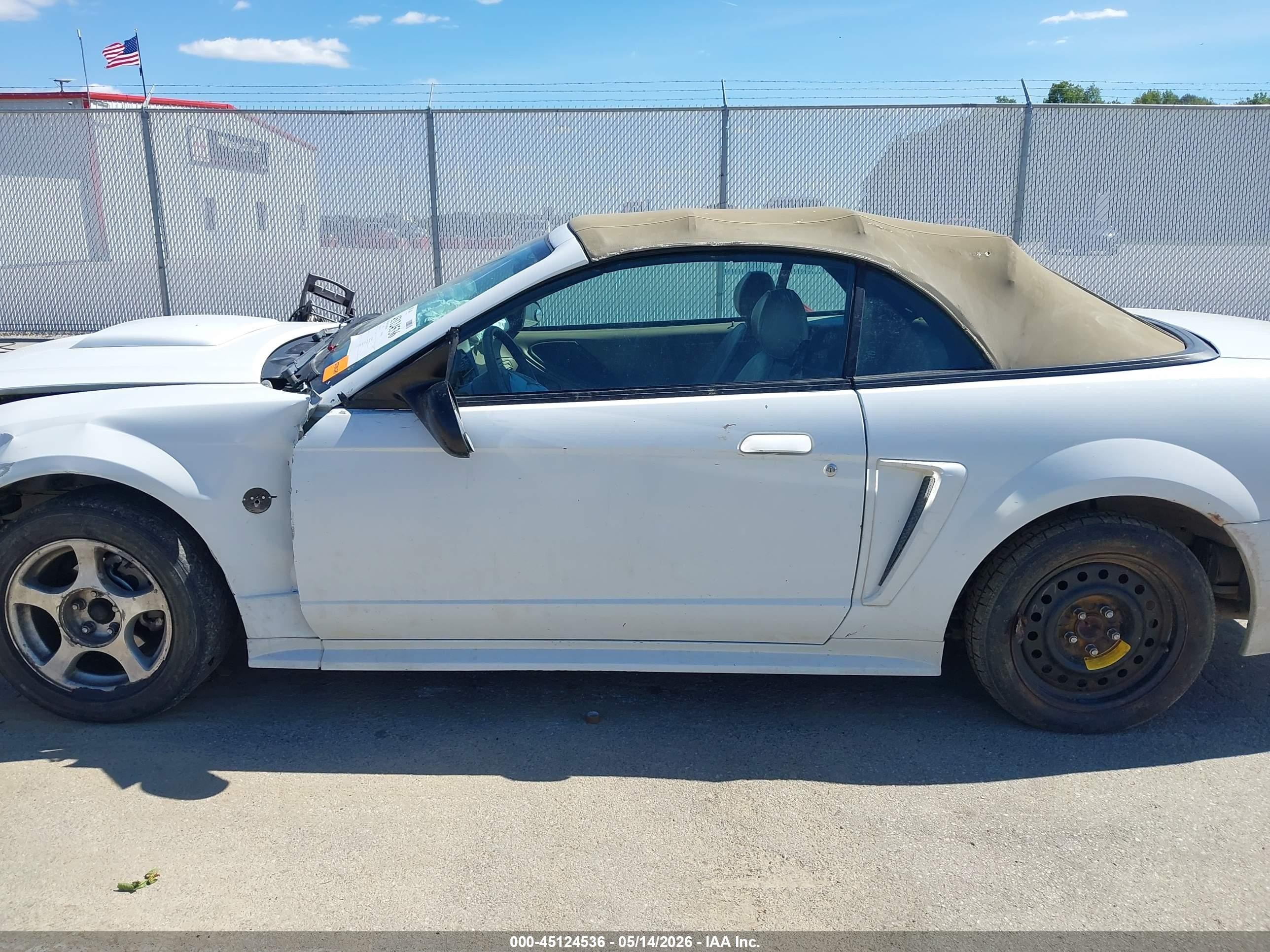 2004 Ford Mustang   White vin: 1FAFP44654F232985