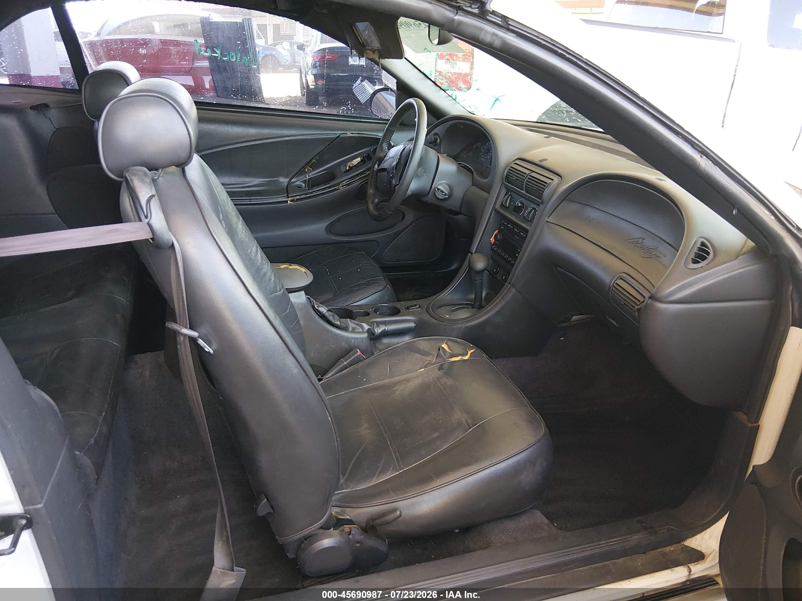 2004 Ford Mustang   White vin: 1FAFP44664F147637