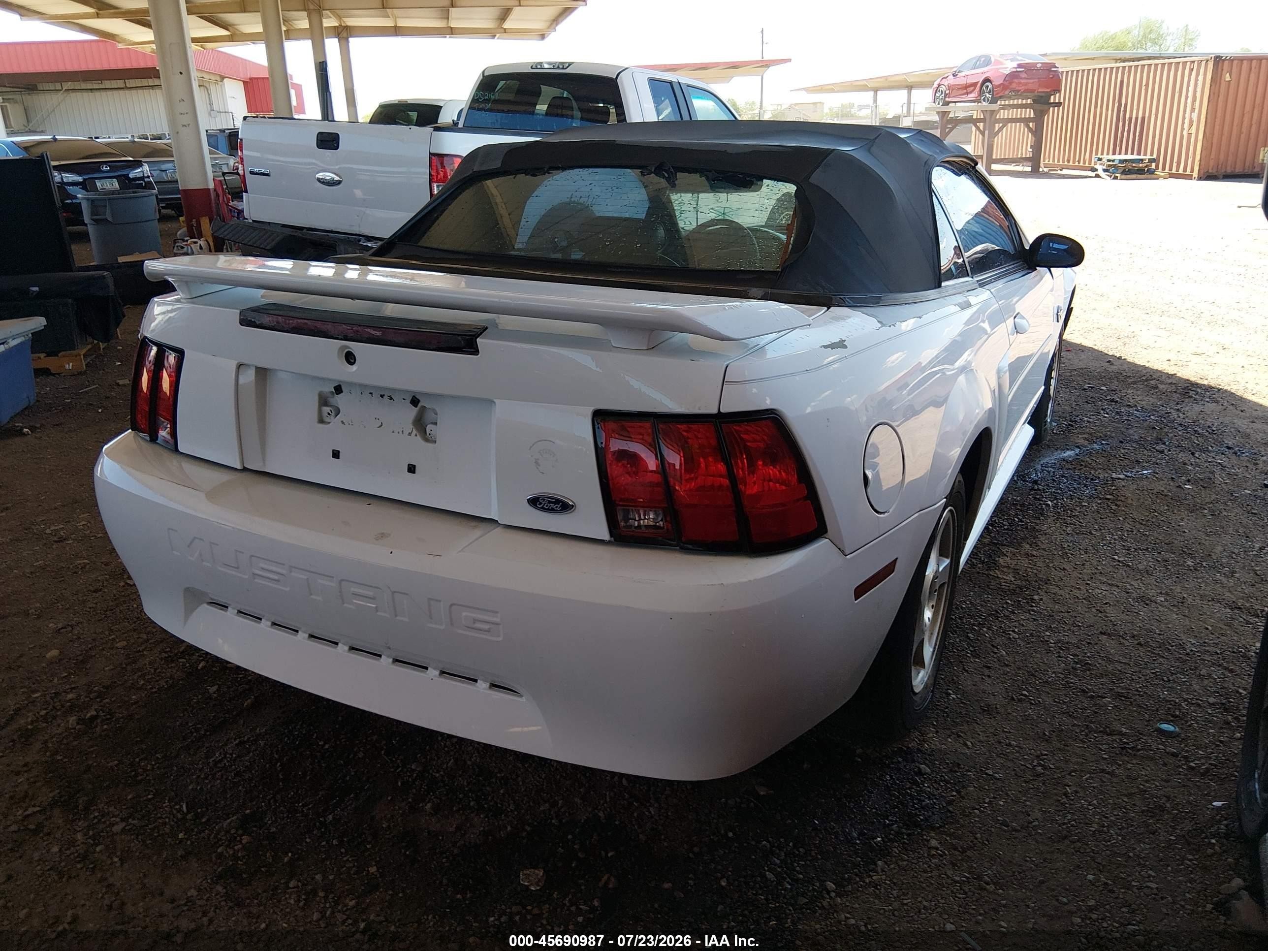2004 Ford Mustang   White vin: 1FAFP44664F147637