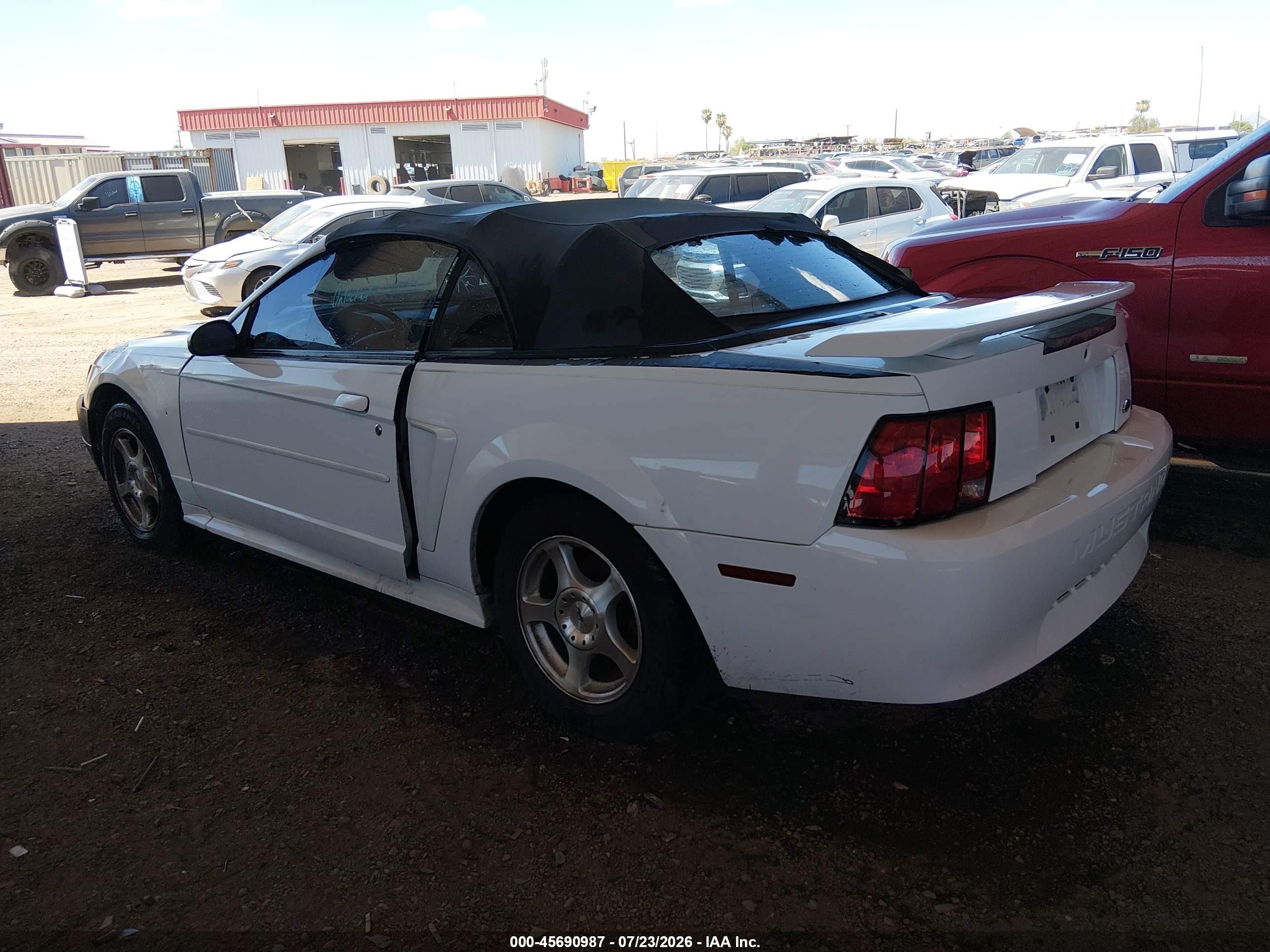 2004 Ford Mustang   White vin: 1FAFP44664F147637
