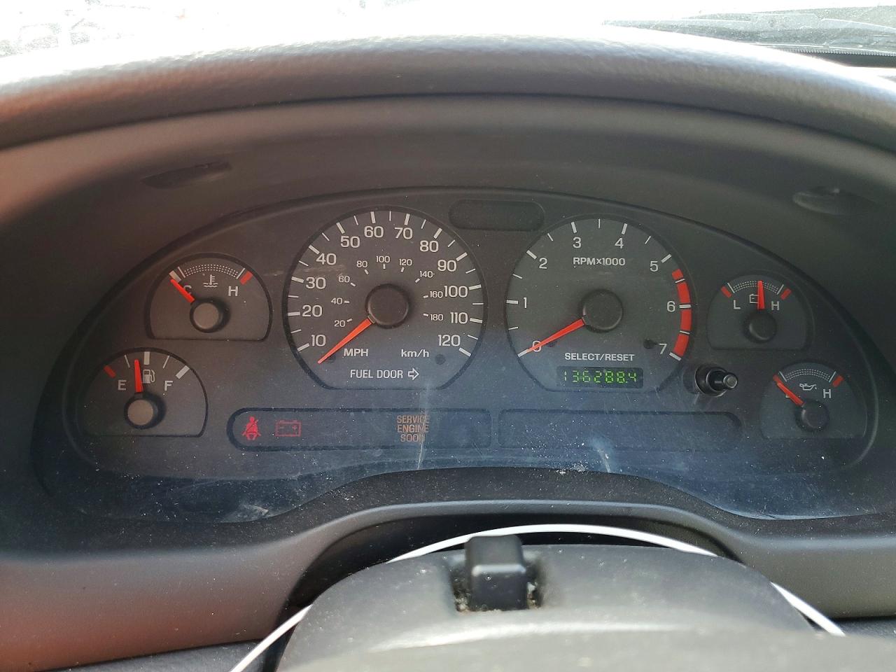 2004 Ford Mustang White vin: 1FAFP44674F157187