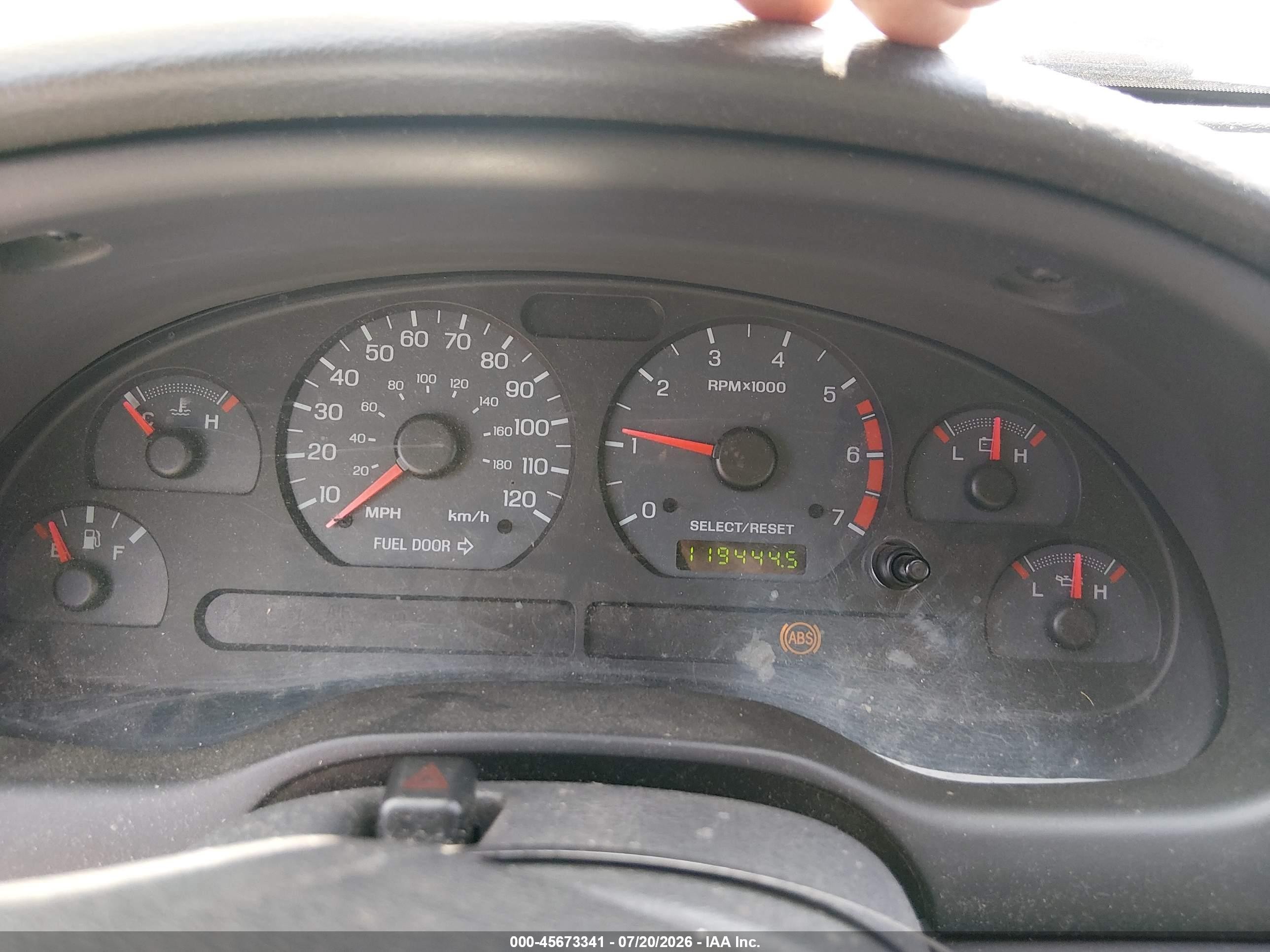 2004 Ford Mustang   Серебряный vin: 1FAFP44674F171848