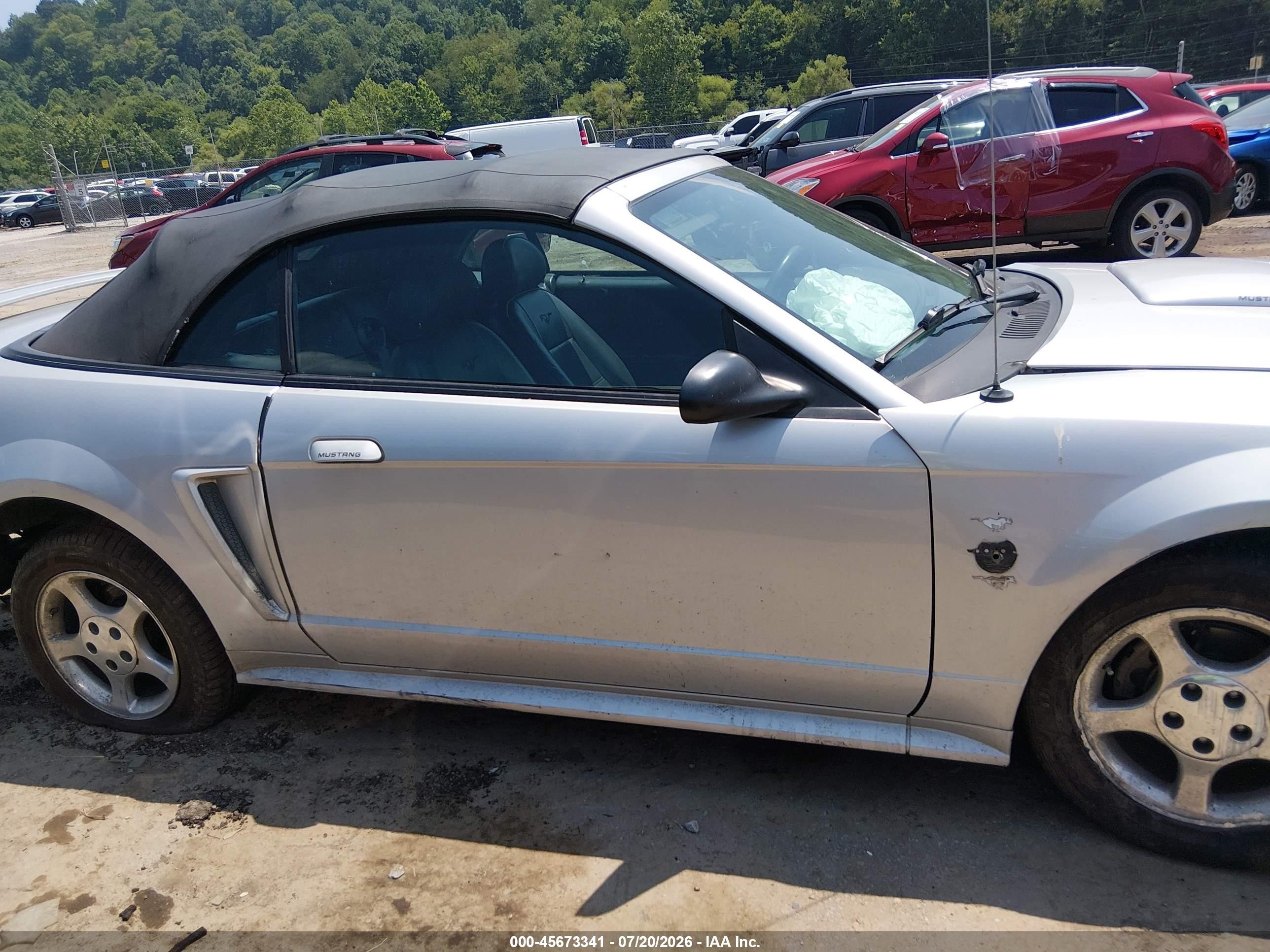 2004 Ford Mustang   Серебряный vin: 1FAFP44674F171848