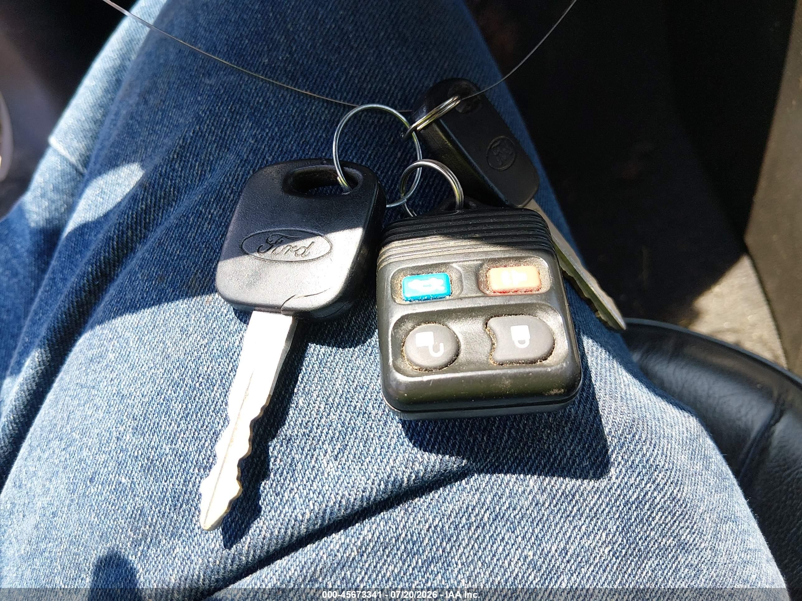 2004 Ford Mustang   Серебряный vin: 1FAFP44674F171848