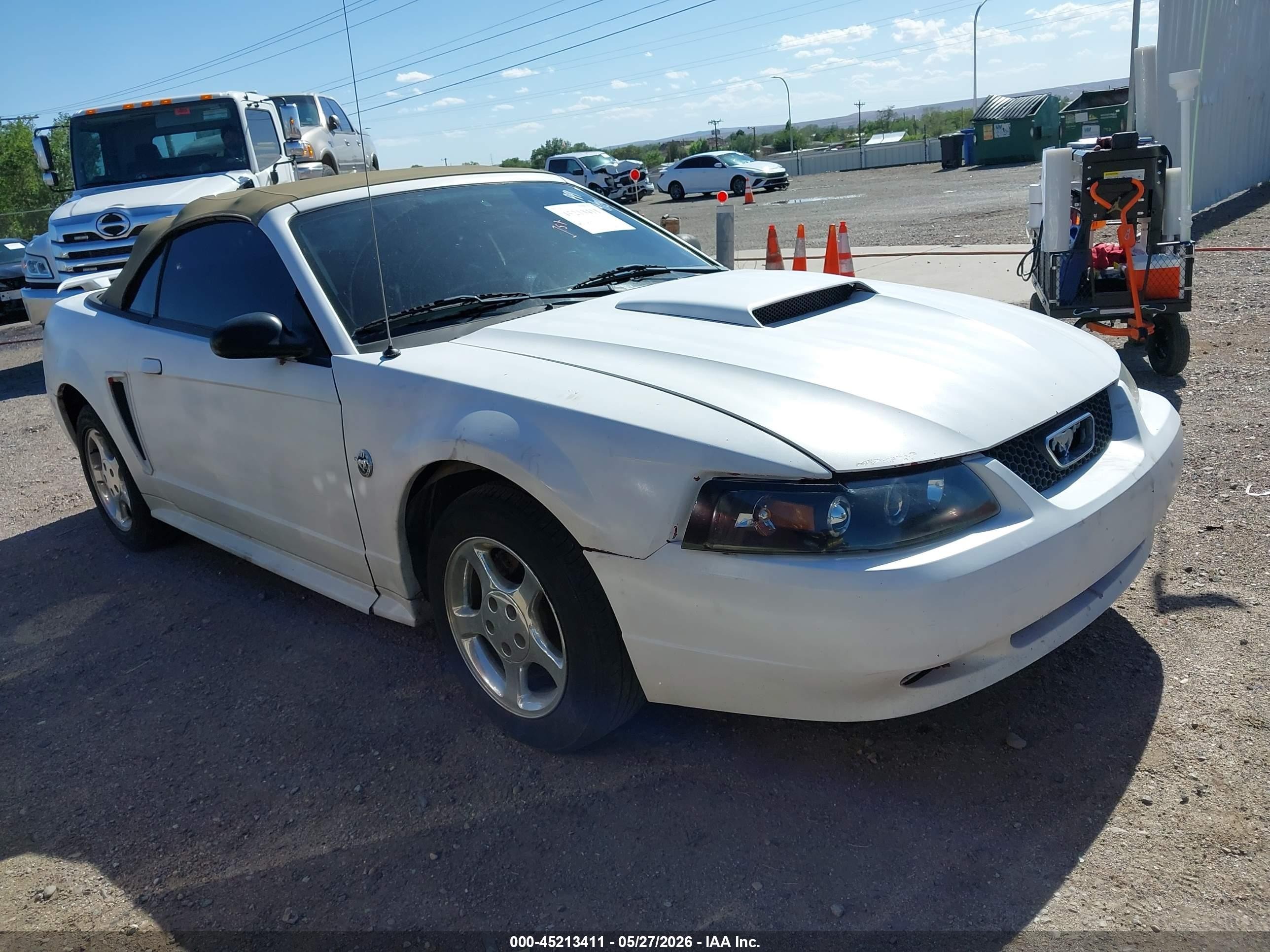 2004 Ford Mustang   White vin: 1FAFP446X4F153487