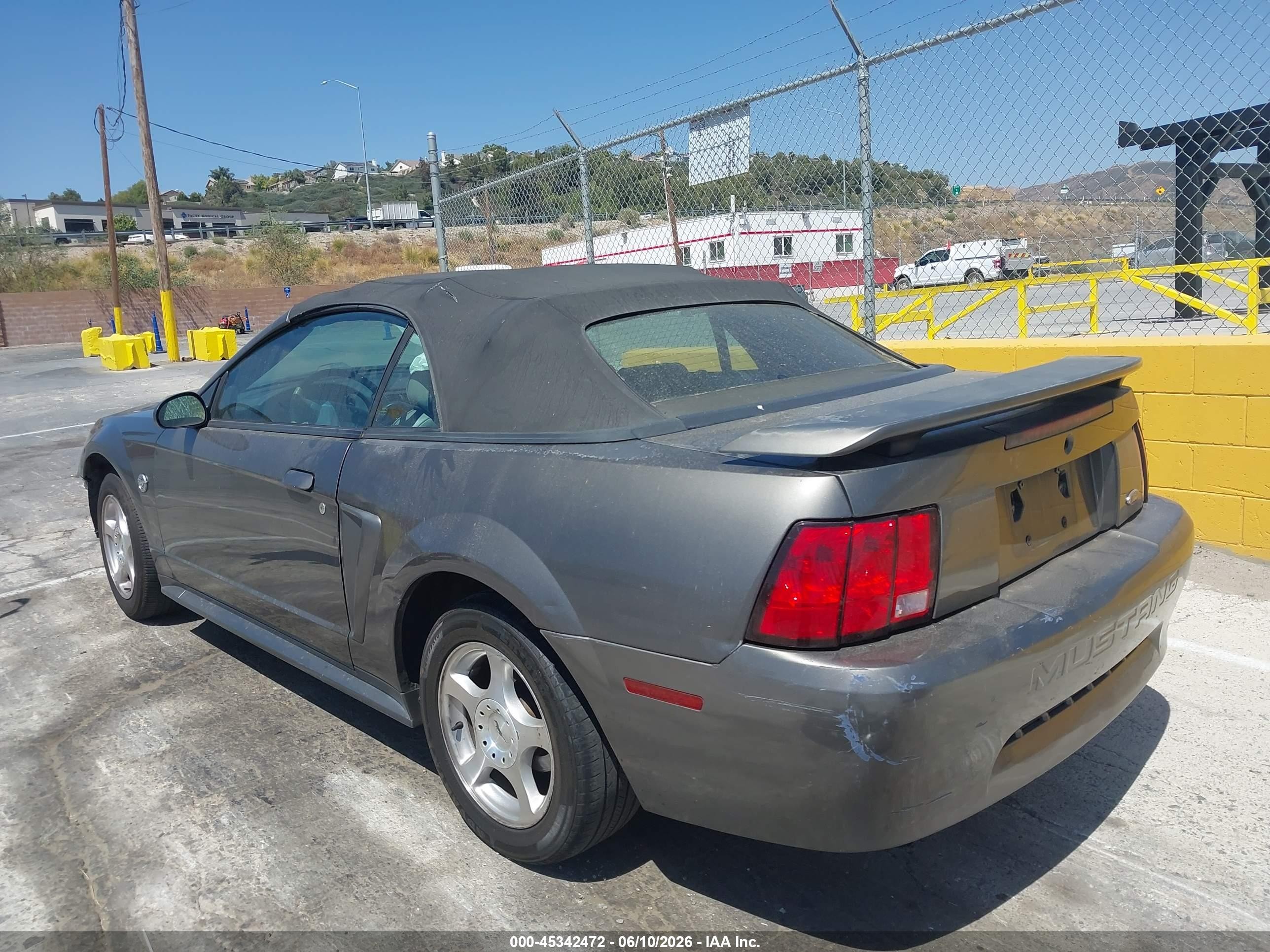 2004 Ford Mustang   Gray vin: 1FAFP446X4F169107