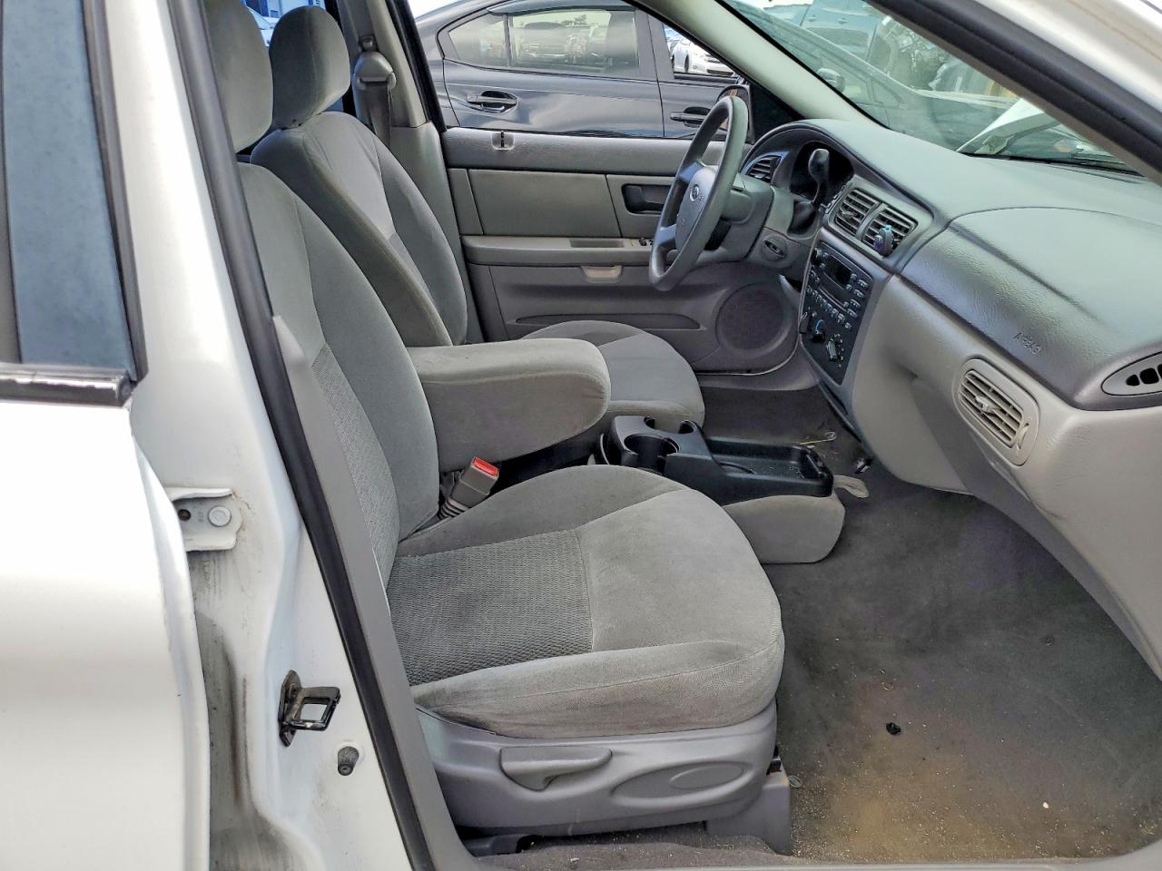 2004 Ford Taurus White vin: 1FAFP53U74G177391