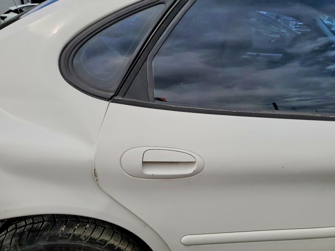 2004 Ford Taurus White vin: 1FAFP53U74G177391