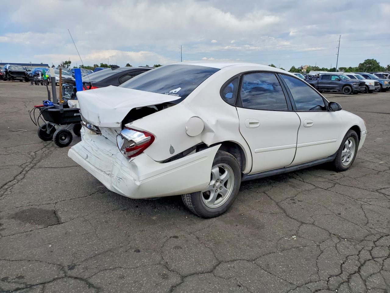 2004 Ford Taurus White vin: 1FAFP53U74G177391