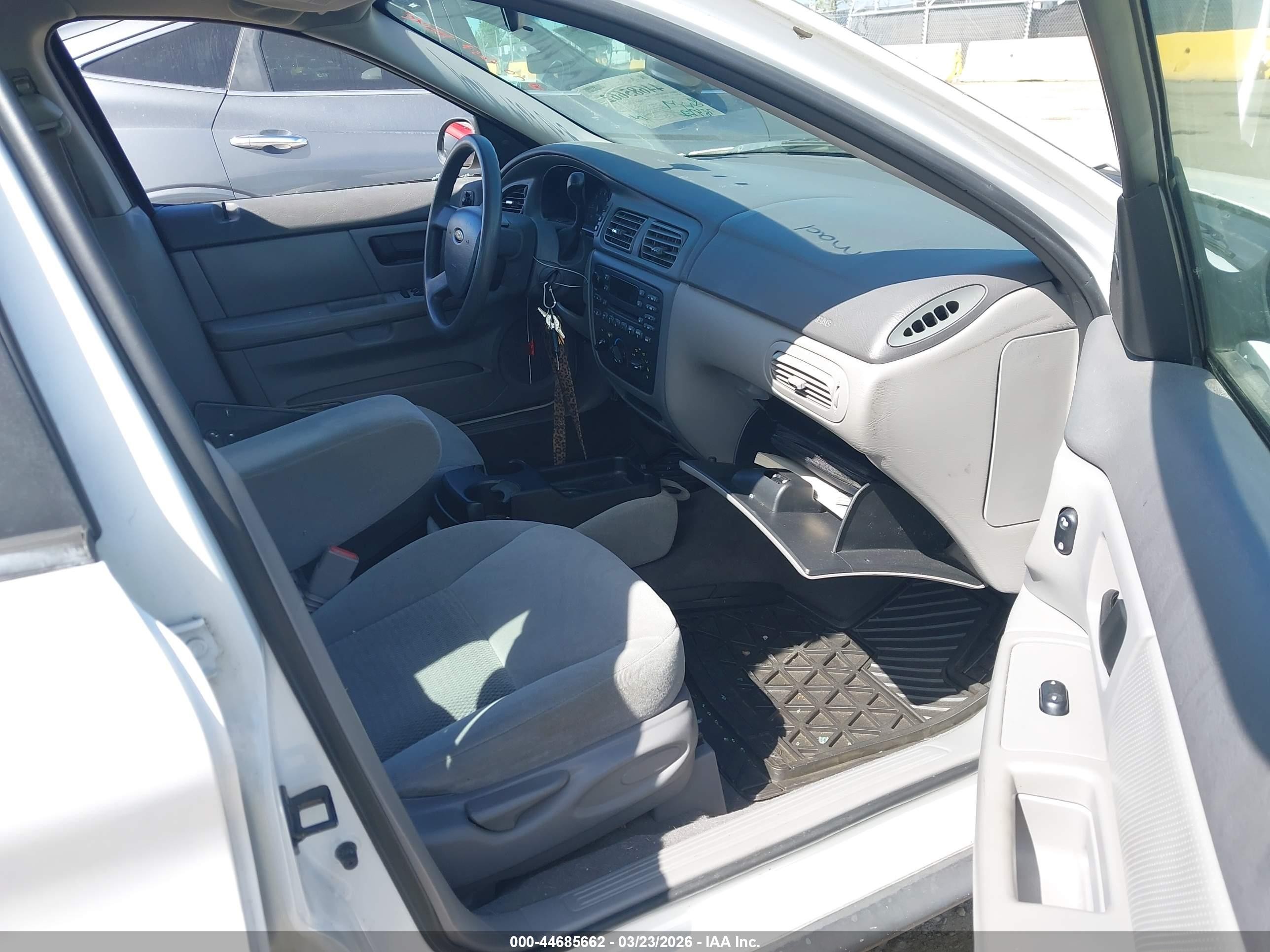 2004 Ford Taurus Ses White vin: 1FAFP55S04G182315