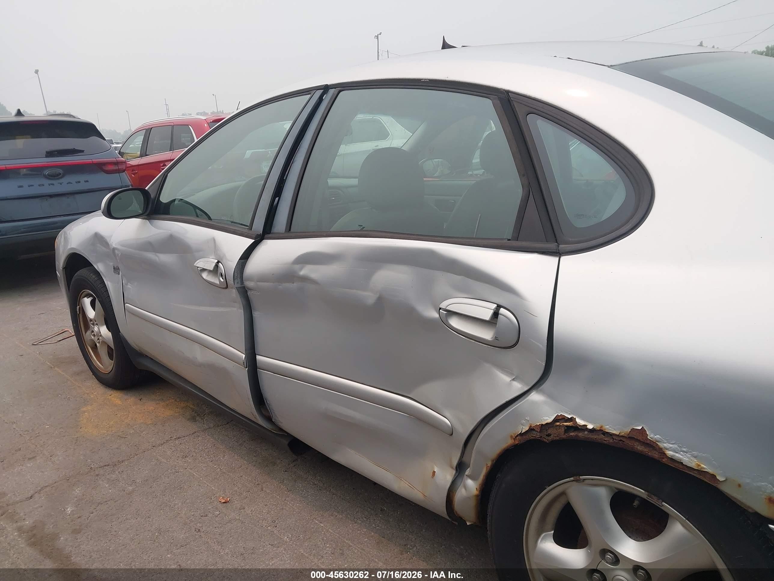 2002 Ford Taurus   Серебряный vin: 1FAFP55S62G131656