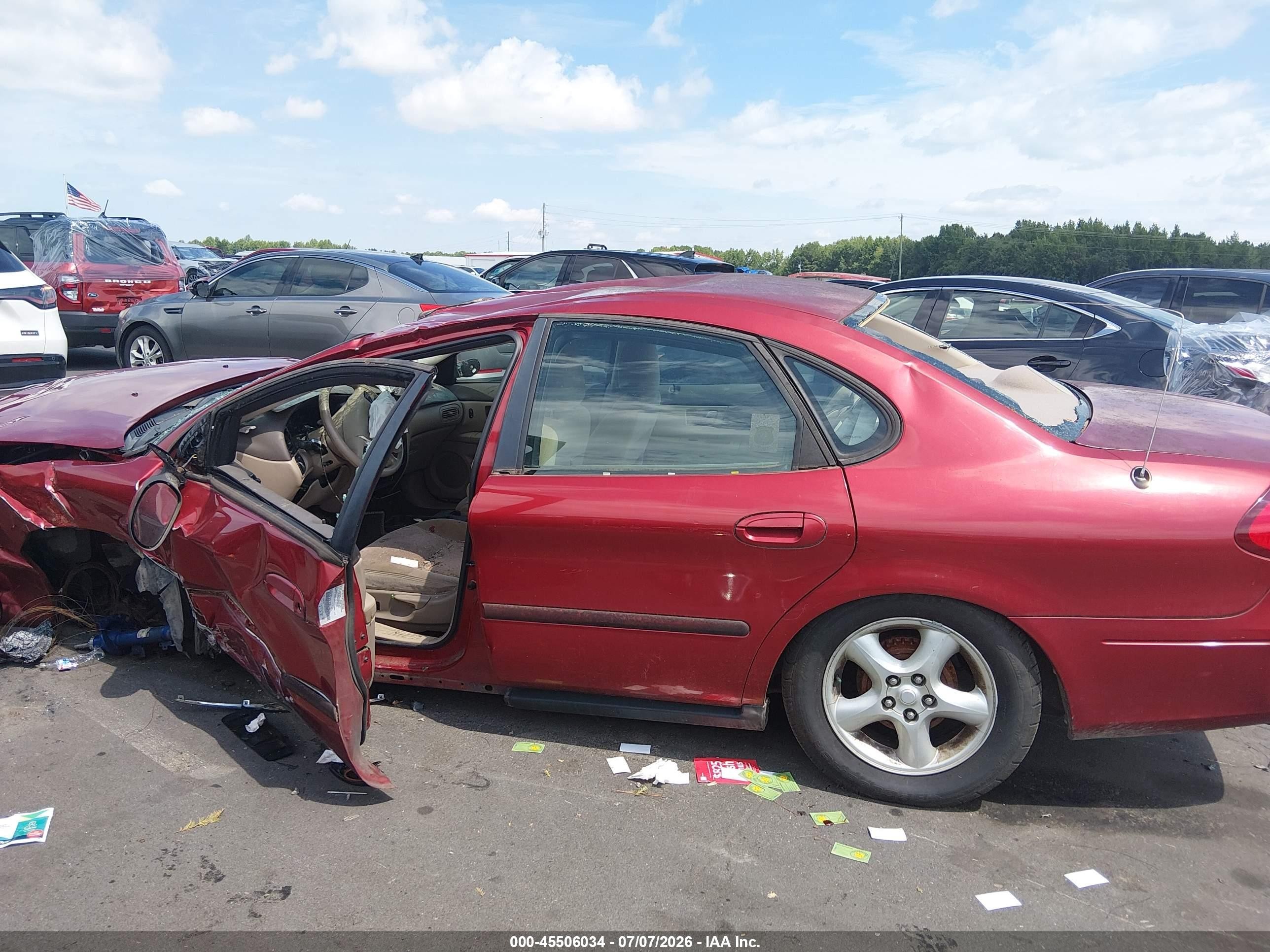 2000 Ford Taurus Ses Red vin: 1FAFP55S8YA184094