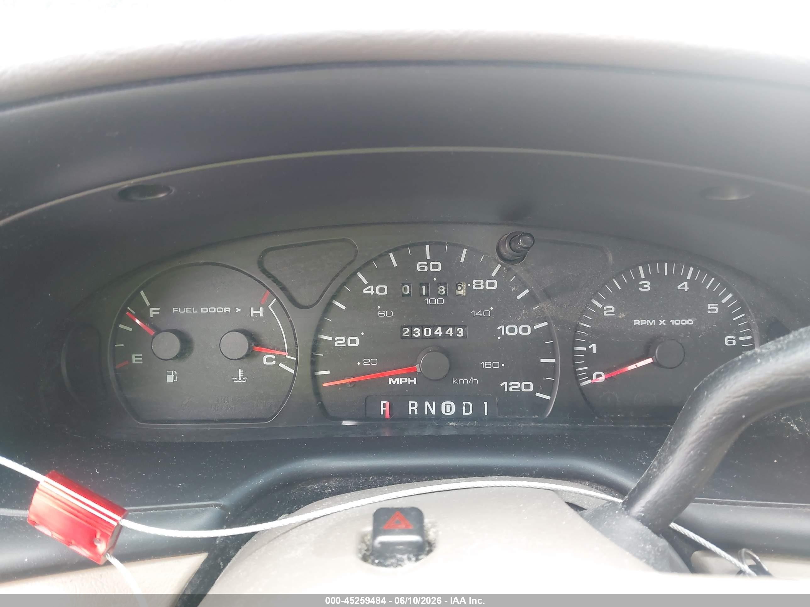 2001 Ford Taurus Ses Red vin: 1FAFP55UX1G214667