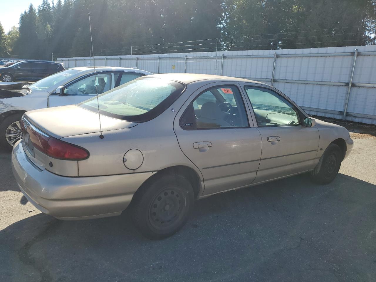 1999 Ford Contour Lx Золотой vin: 1FAFP6534XK185279