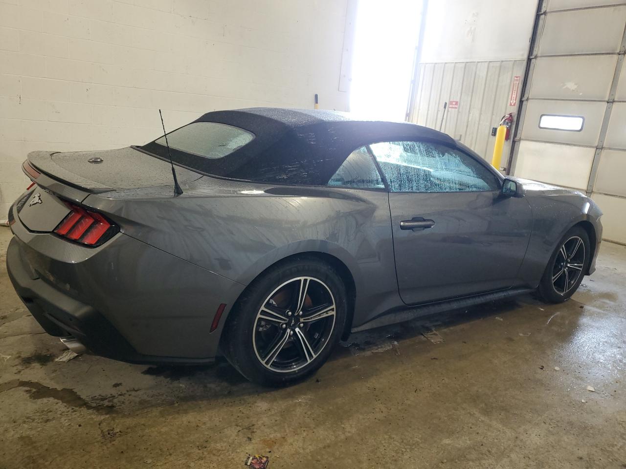 2025 Ford Mustang Серый vin: 1FAGP8UH6S5105355 Damage: Right Qtr Panel, Dent(S) W/No Paint Dmg, 1/2 To 1 Inch