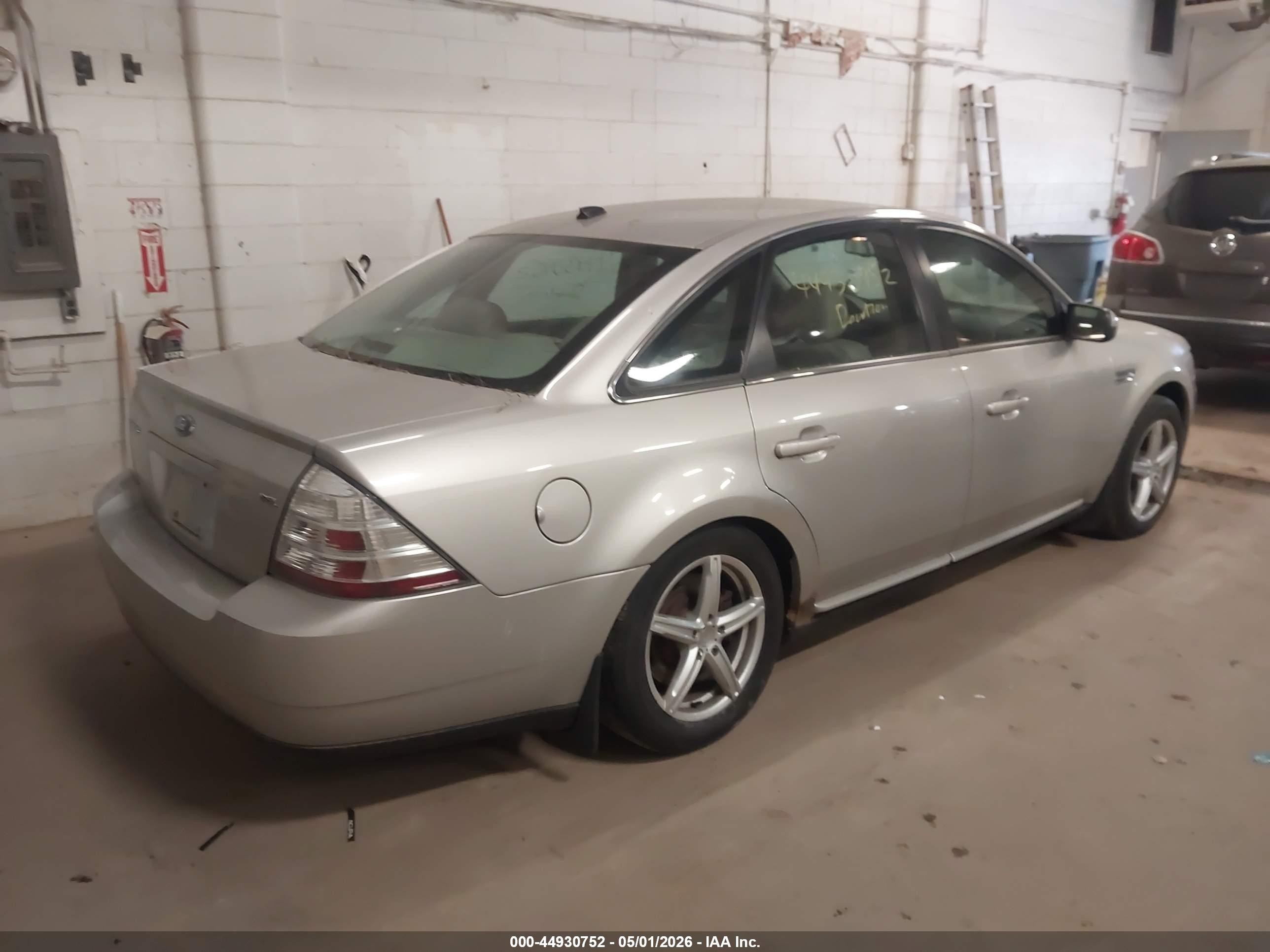 2008 Ford Taurus   Серебряный vin: 1FAH024W78G143030