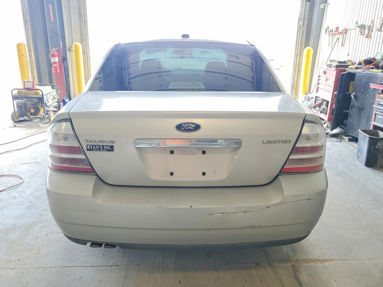 2008 Ford Taurus Limited Silver vin: 1FAHP25W08G179804
