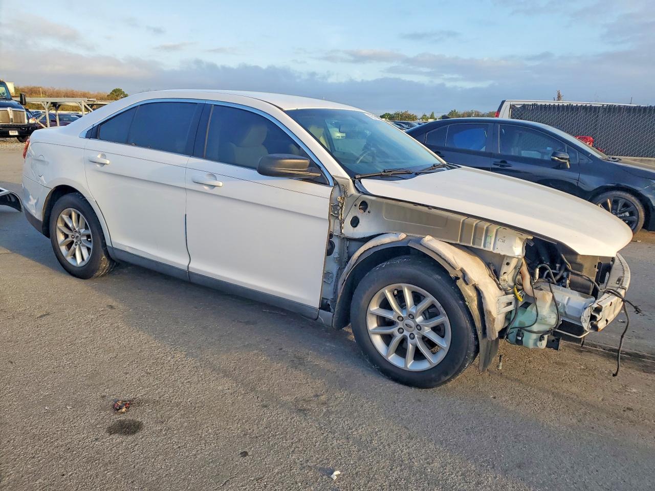 2014 Ford Taurus Se Белый vin: 1FAHP2D80EG126759