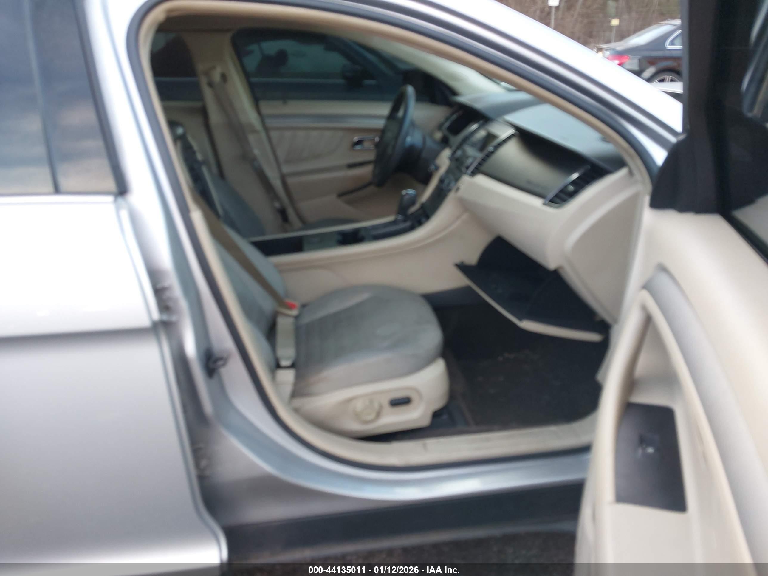 2013 Ford Taurus Se Серебряный vin: 1FAHP2D82DG181860