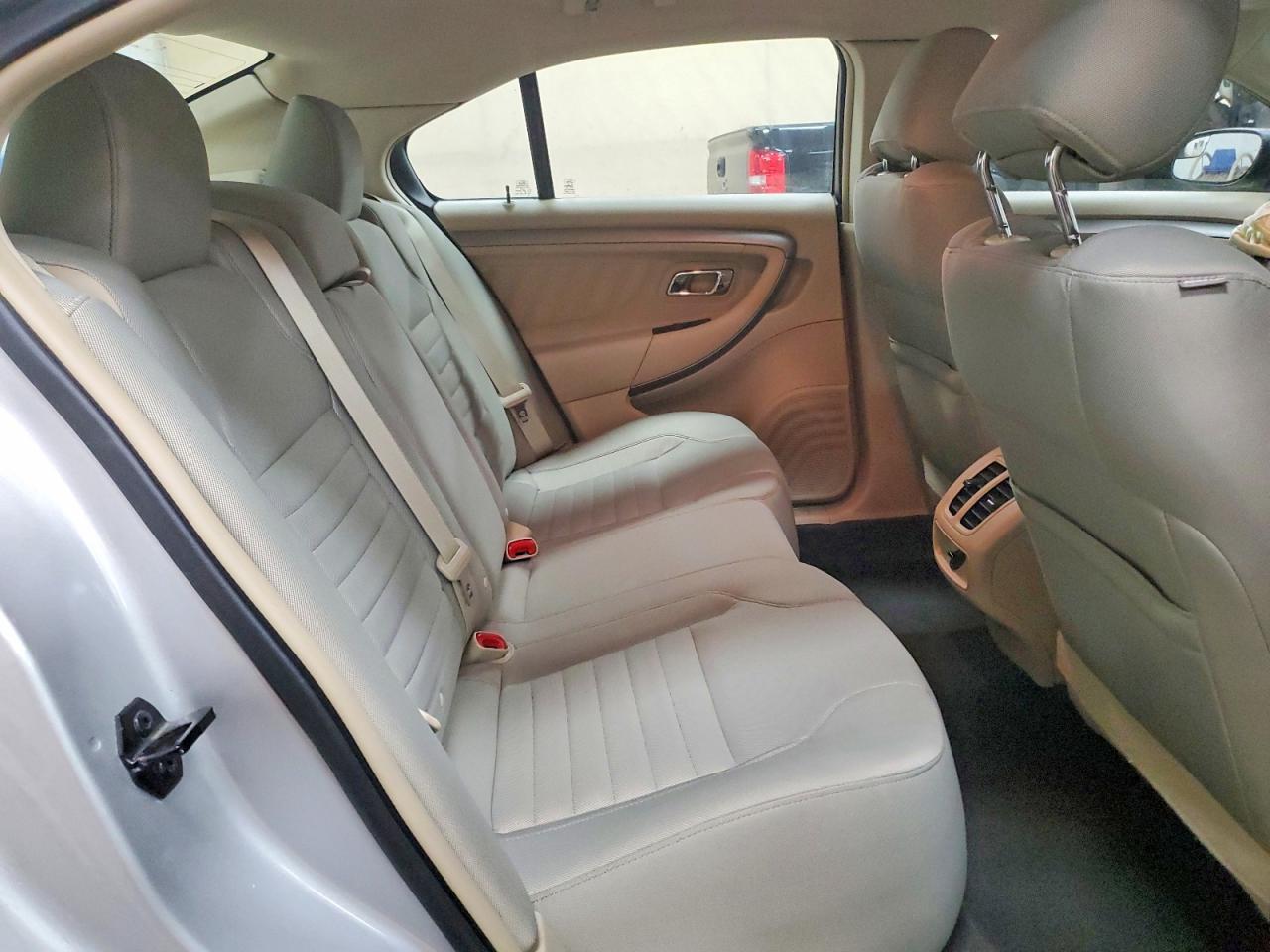 2015 Ford Taurus Se Silver vin: 1FAHP2D84FG152010