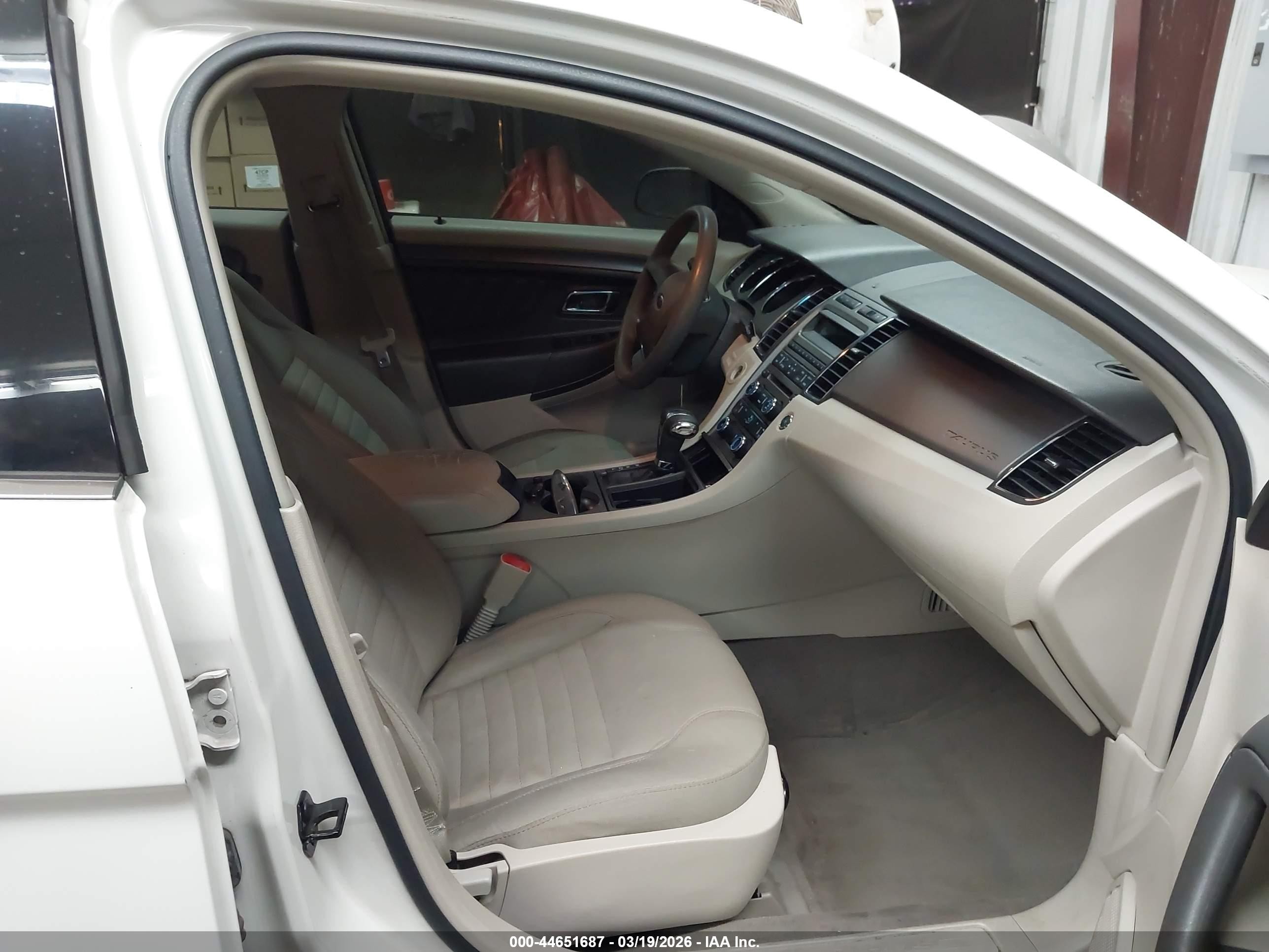 2010 Ford Taurus Se White vin: 1FAHP2DW4AG147316