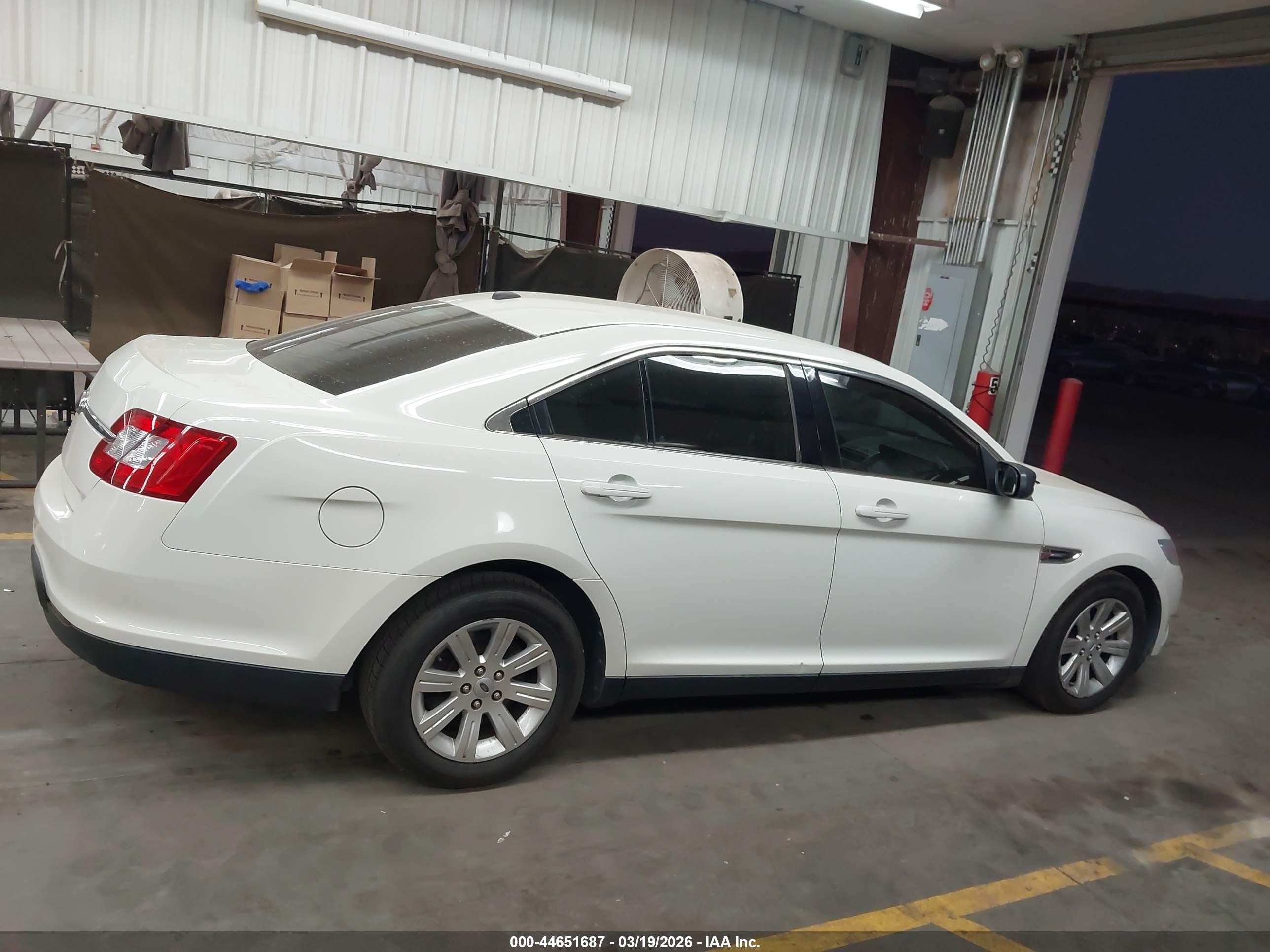 2010 Ford Taurus Se White vin: 1FAHP2DW4AG147316