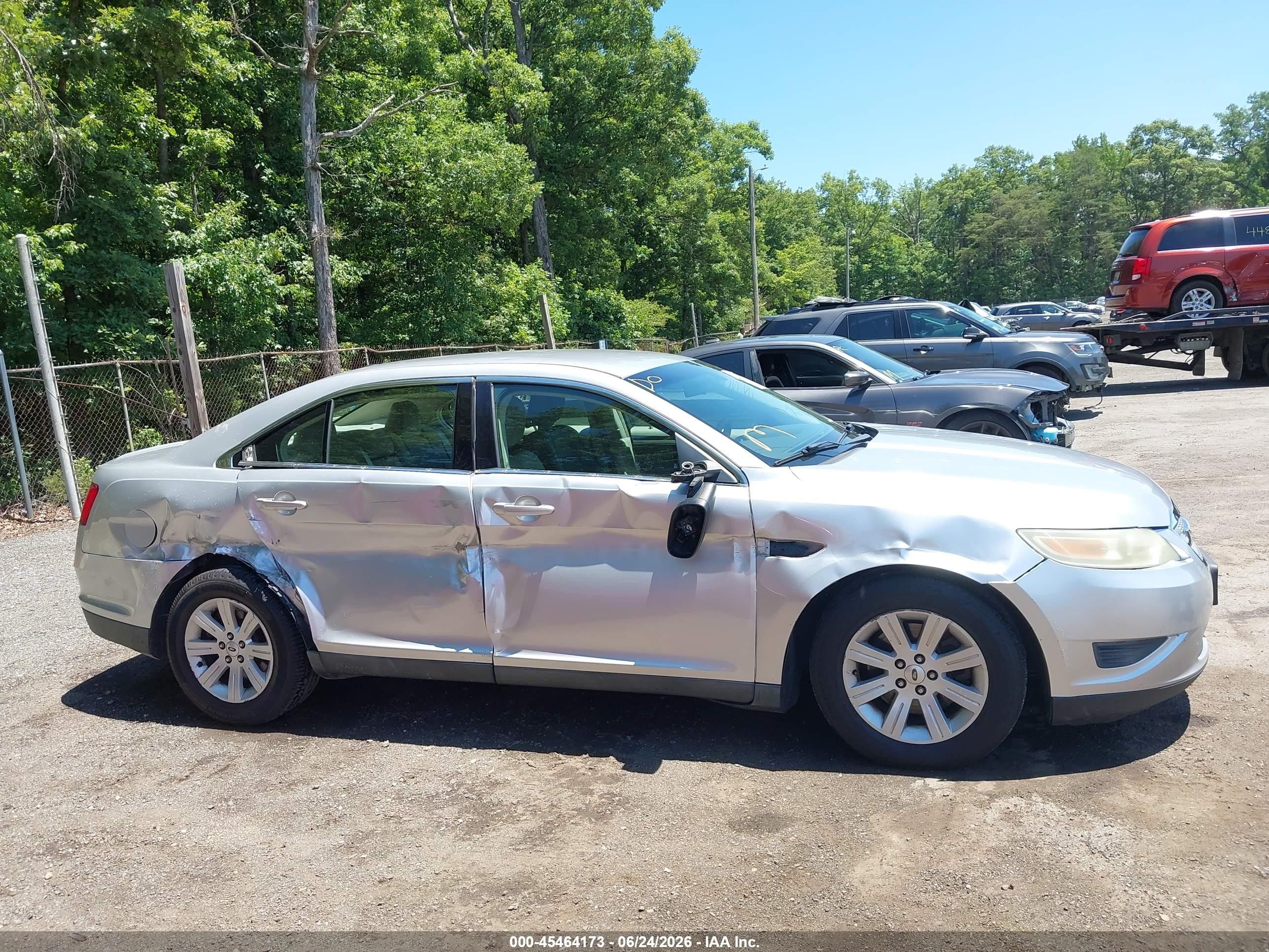 2011 Ford Taurus Se Серебряный vin: 1FAHP2DW5BG137105
