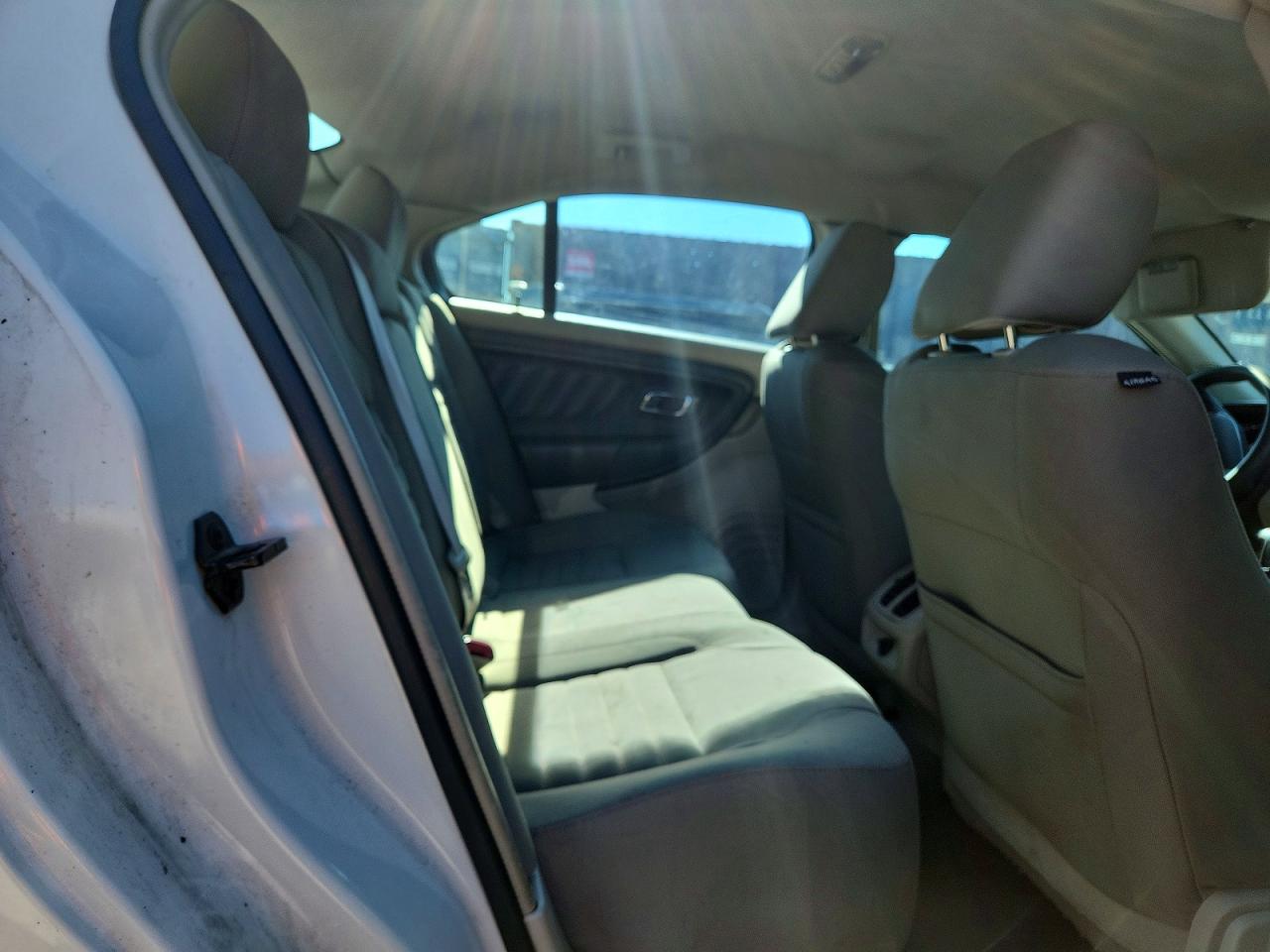 2010 Ford Taurus Se White vin: 1FAHP2DW9AG104994