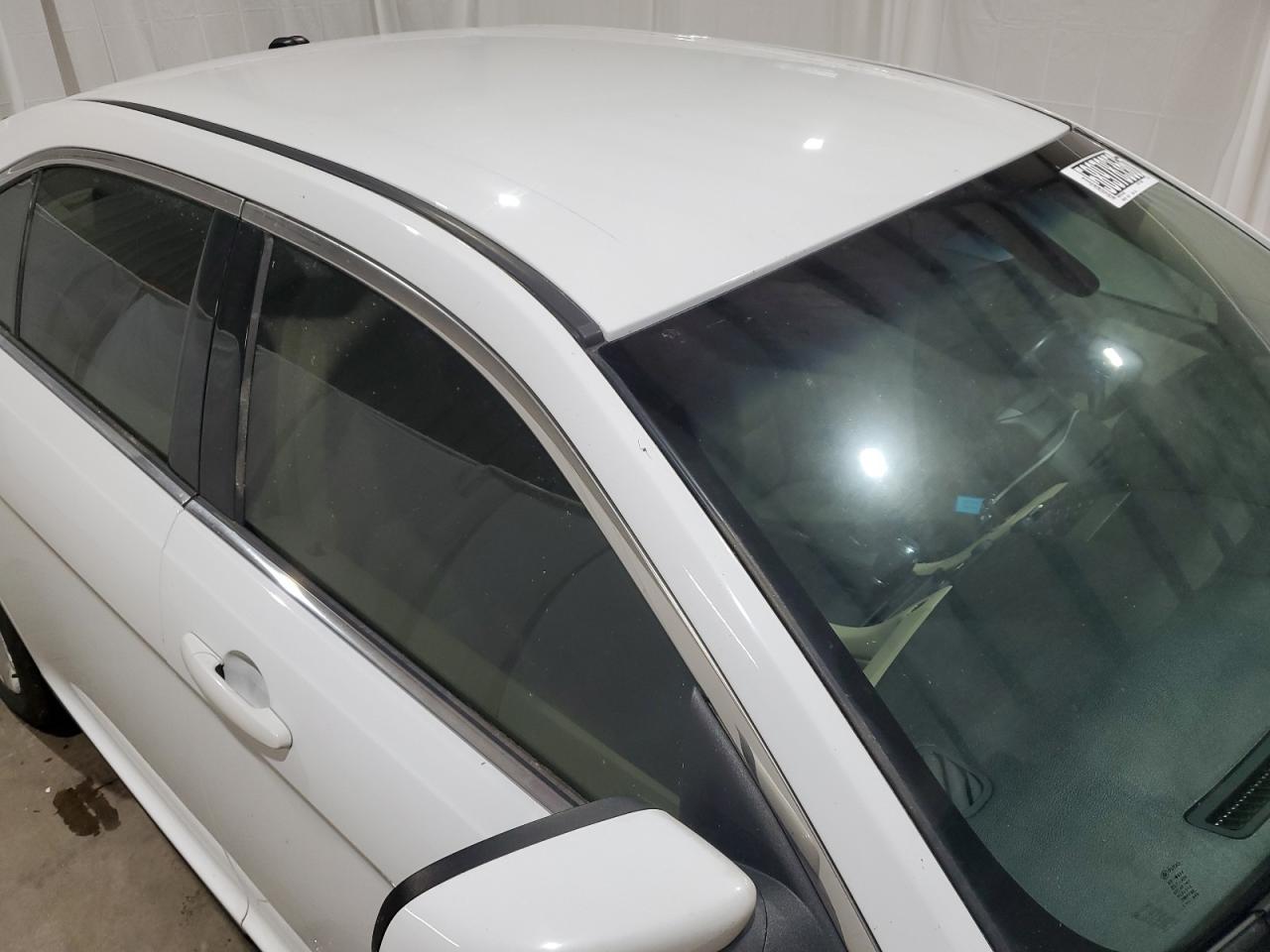 2015 Ford Taurus Sel White vin: 1FAHP2E8XFG114019 Damage: Right Drip Rail, Heavy Scratch, 1/2 To 1 Inch