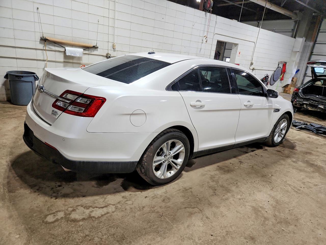 2014 Ford Taurus 4d White vin: 1FAHP2E93EG113012