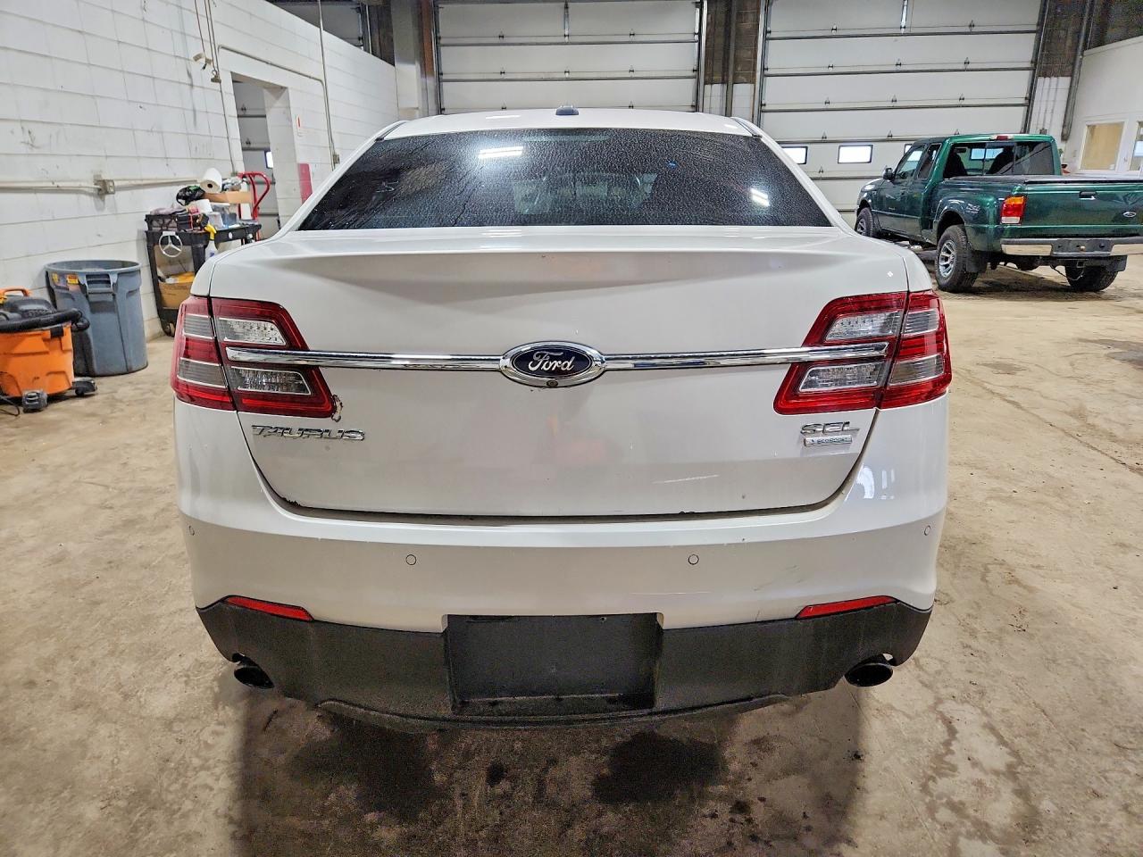 2014 Ford Taurus 4d White vin: 1FAHP2E93EG113012