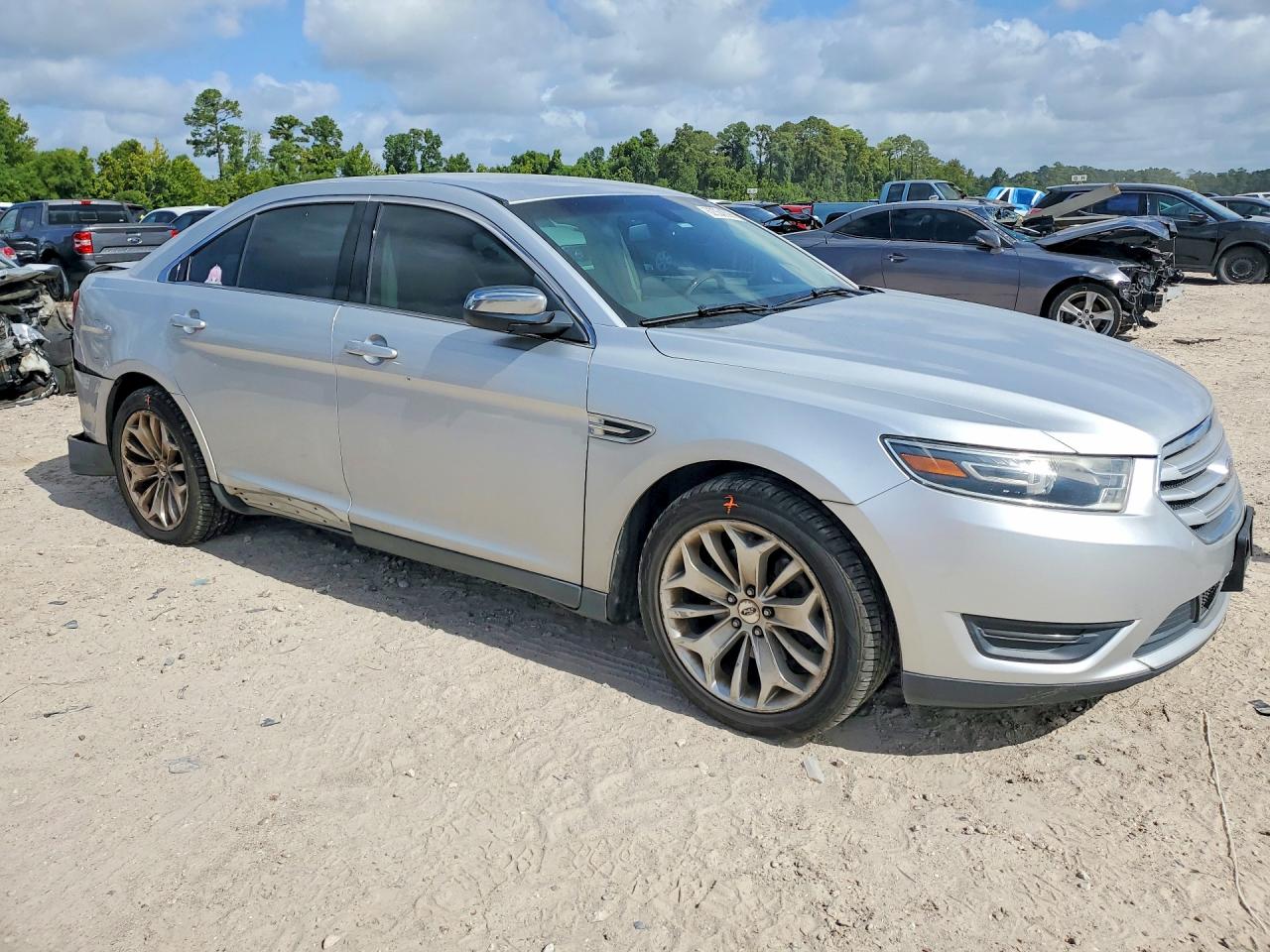 2015 Ford Taurus Limited Серебряный vin: 1FAHP2F82FG110870