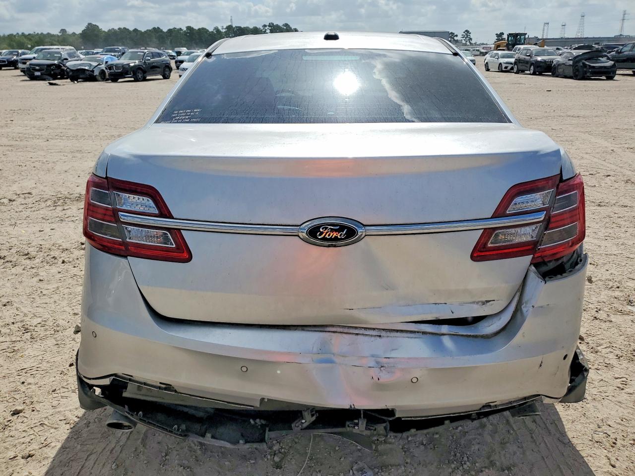 2015 Ford Taurus Limited Серебряный vin: 1FAHP2F82FG110870