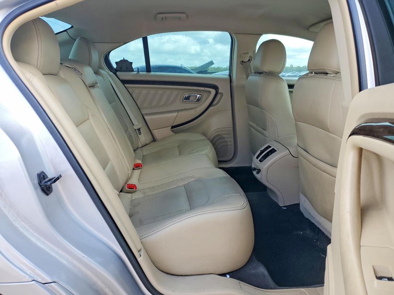 2015 Ford Taurus Limited Серебряный vin: 1FAHP2F82FG110870